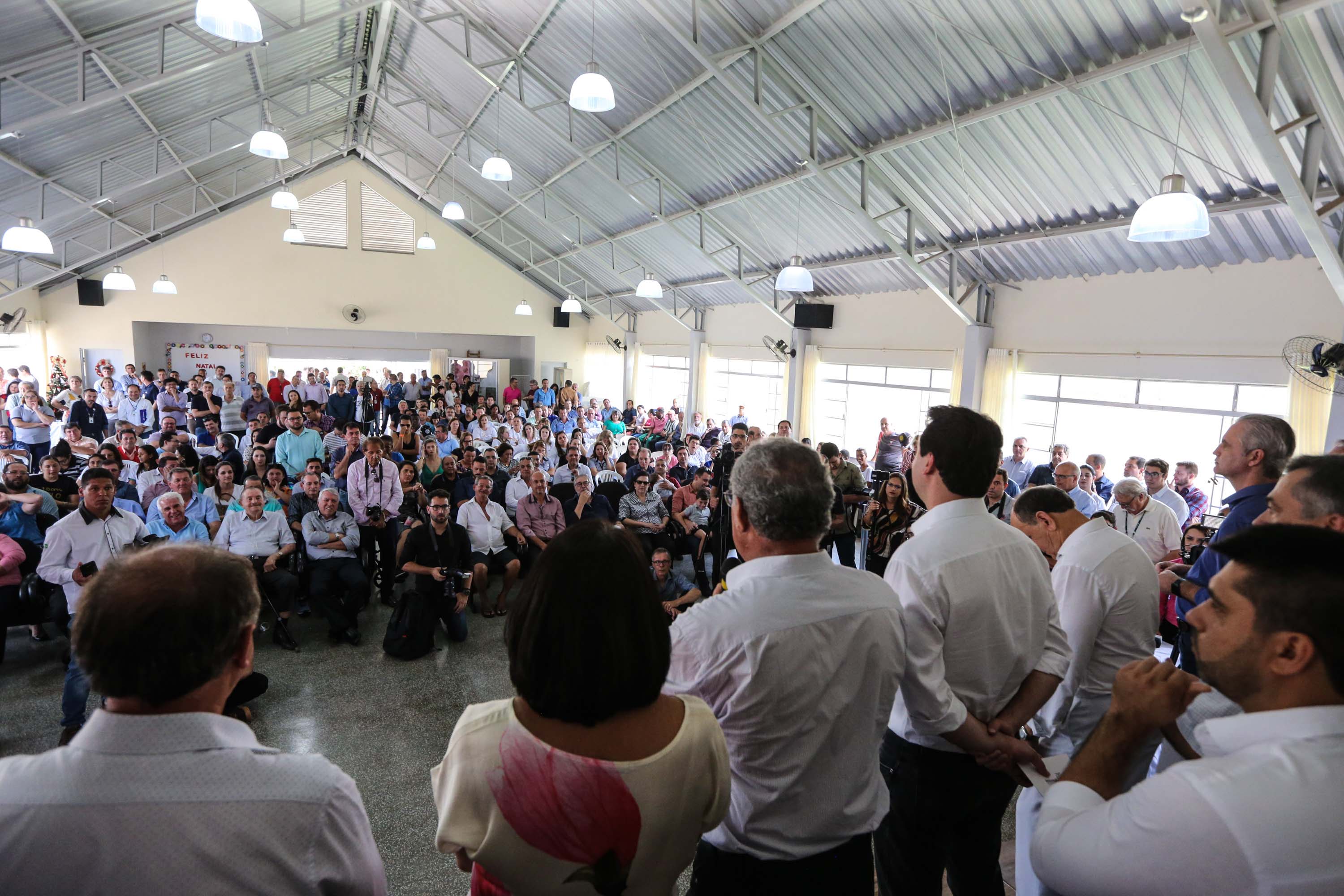 O Governador Carlos Massa Ratinho Júnior lança nesta quinta-feira (28), o Programa Vida Nova Paraná em Jandaia do Sul. E também anuncia recursos e ações nas áreas da saúde, desenvolvimento urbano e sinalização viária, além de entrega de ambulância e de viatura para a Polícia Militar.Jandaia do Sul, 28/11/2019 - Foto: Geraldo Bubniak/AEN