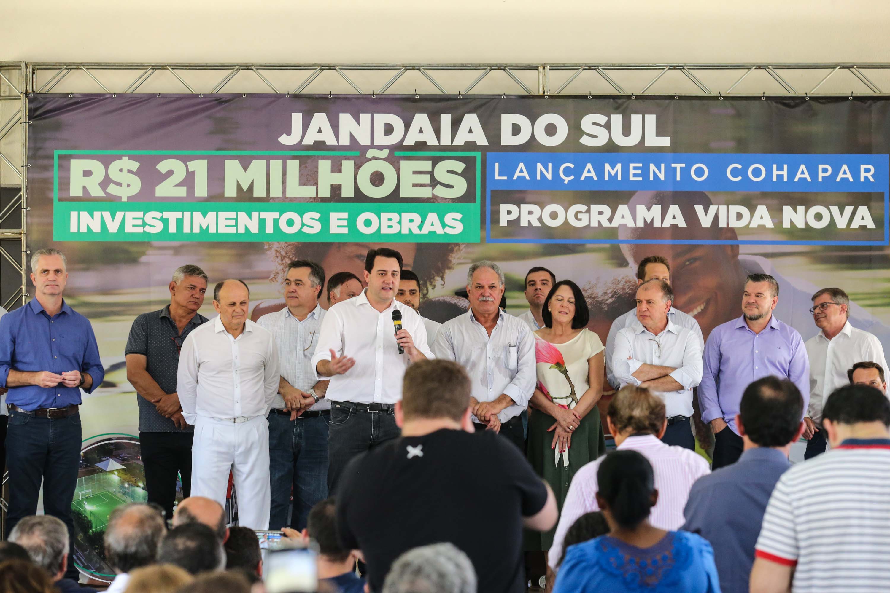 O Governador Carlos Massa Ratinho Júnior lança nesta quinta-feira (28), o Programa Vida Nova Paraná em Jandaia do Sul. E também anuncia recursos e ações nas áreas da saúde, desenvolvimento urbano e sinalização viária, além de entrega de ambulância e de viatura para a Polícia Militar.Jandaia do Sul, 28/11/2019 - Foto: Geraldo Bubniak/AEN