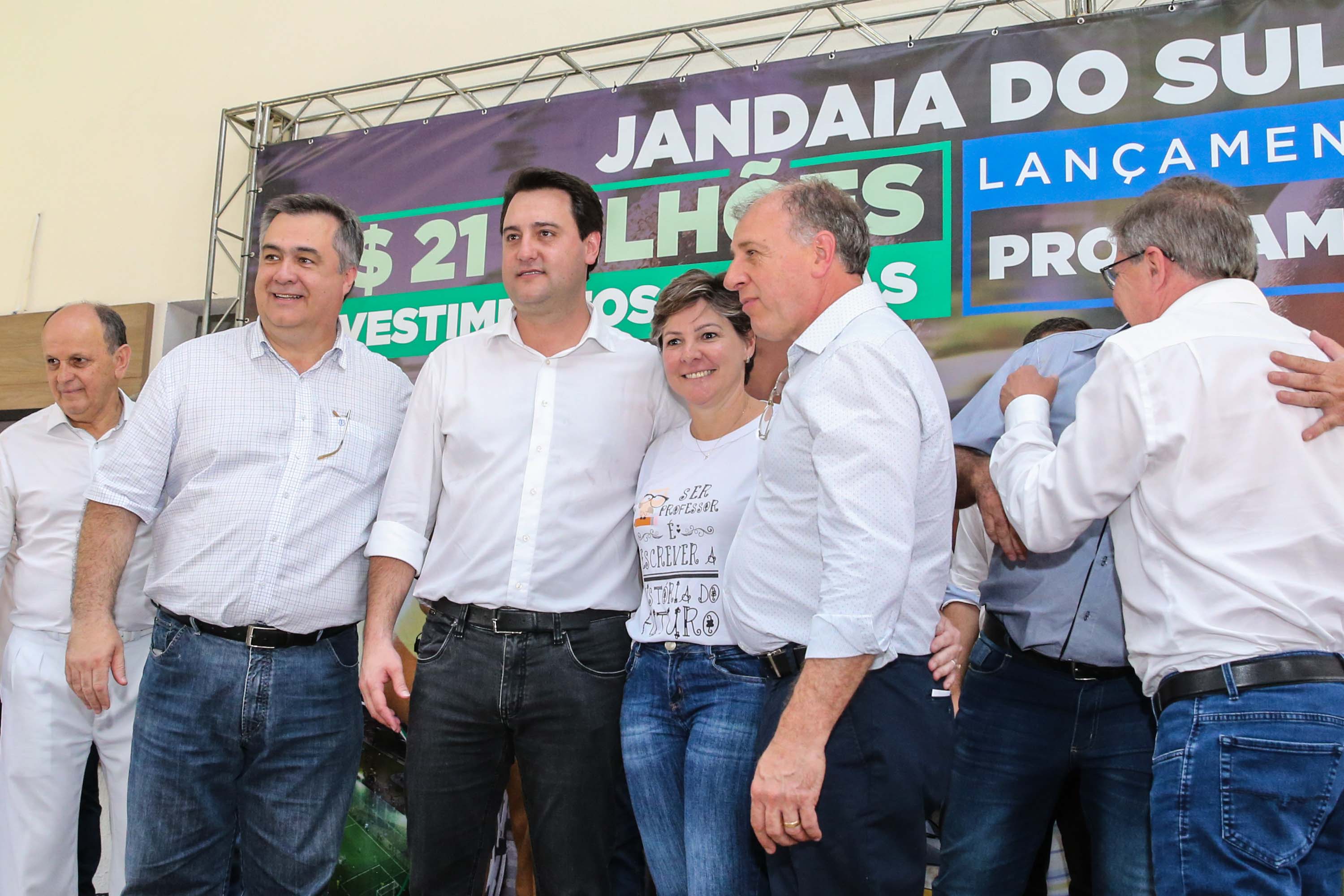 O Governador Carlos Massa Ratinho Júnior lança nesta quinta-feira (28), o Programa Vida Nova Paraná em Jandaia do Sul. E também anuncia recursos e ações nas áreas da saúde, desenvolvimento urbano e sinalização viária, além de entrega de ambulância e de viatura para a Polícia Militar.Jandaia do Sul, 28/11/2019 - Foto: Geraldo Bubniak/AEN