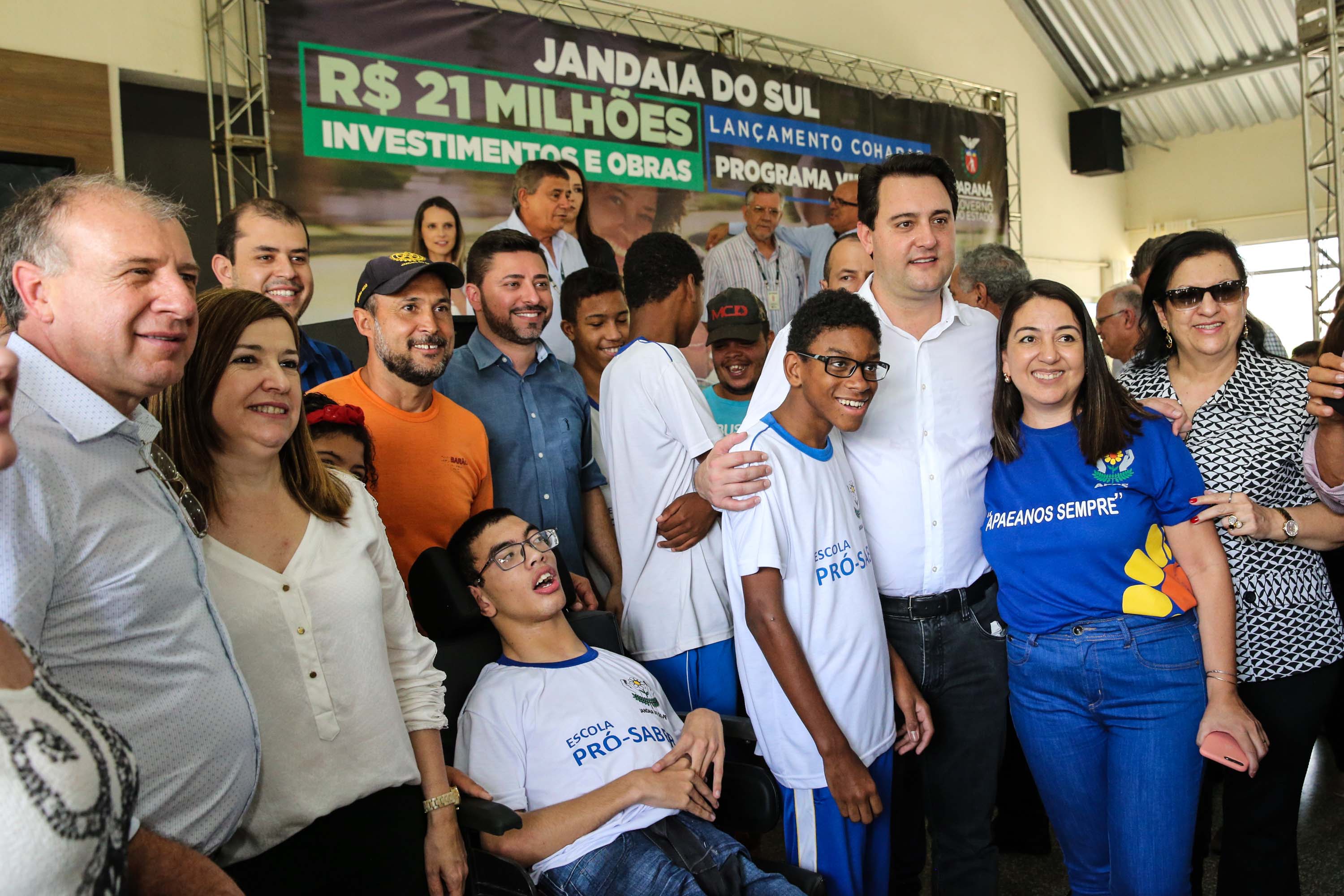 O Governador Carlos Massa Ratinho Júnior lança nesta quinta-feira (28), o Programa Vida Nova Paraná em Jandaia do Sul. E também anuncia recursos e ações nas áreas da saúde, desenvolvimento urbano e sinalização viária, além de entrega de ambulância e de viatura para a Polícia Militar.Jandaia do Sul, 28/11/2019 - Foto: Geraldo Bubniak/AEN