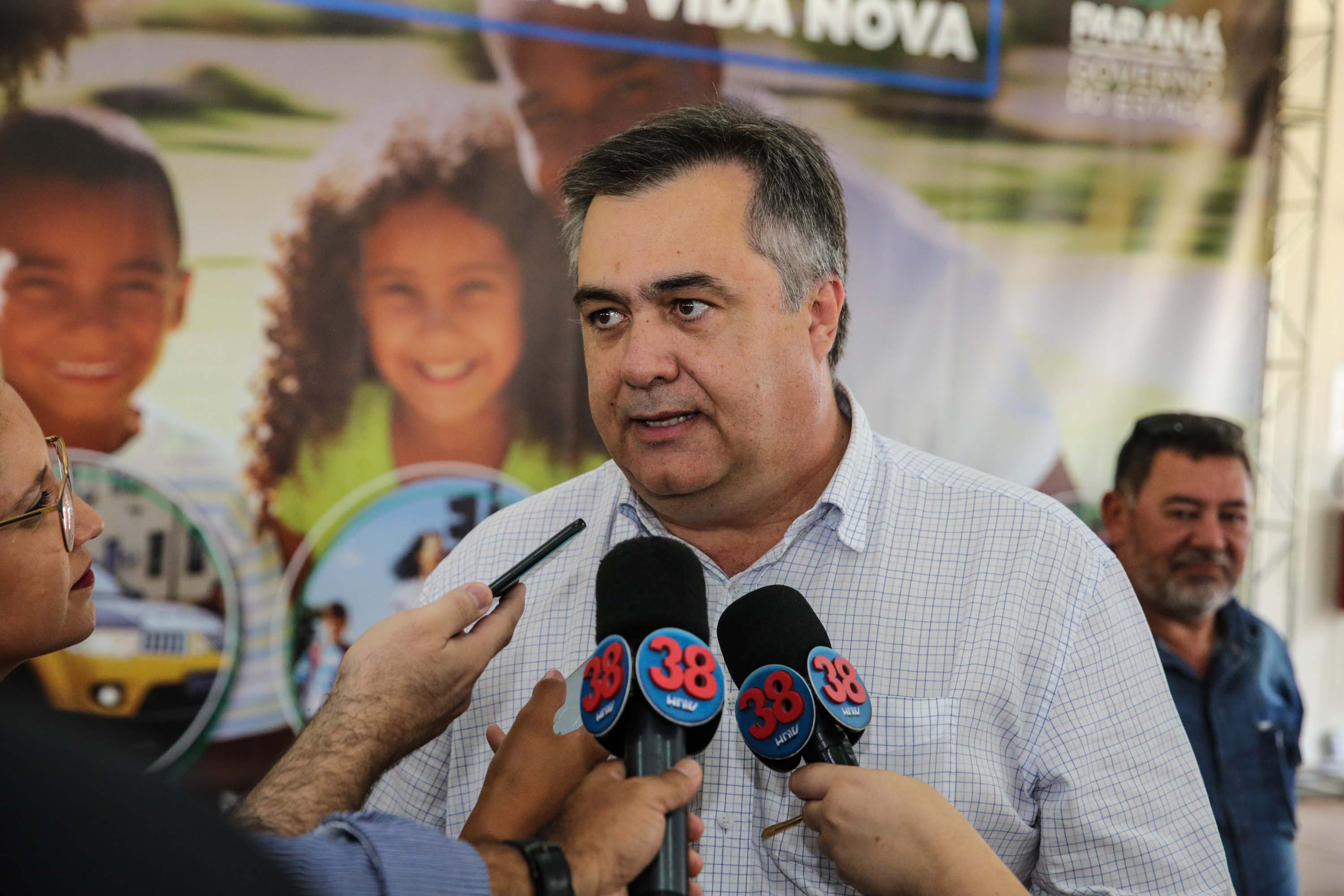 O Governador Carlos Massa Ratinho Júnior lança nesta quinta-feira (28), o Programa Vida Nova Paraná em Jandaia do Sul. E também anuncia recursos e ações nas áreas da saúde, desenvolvimento urbano e sinalização viária, além de entrega de ambulância e de viatura para a Polícia Militar. Secretario de Saude, Beto Preto.Jandaia do Sul, 28/11/2019 - Foto: Geraldo Bubniak/AEN