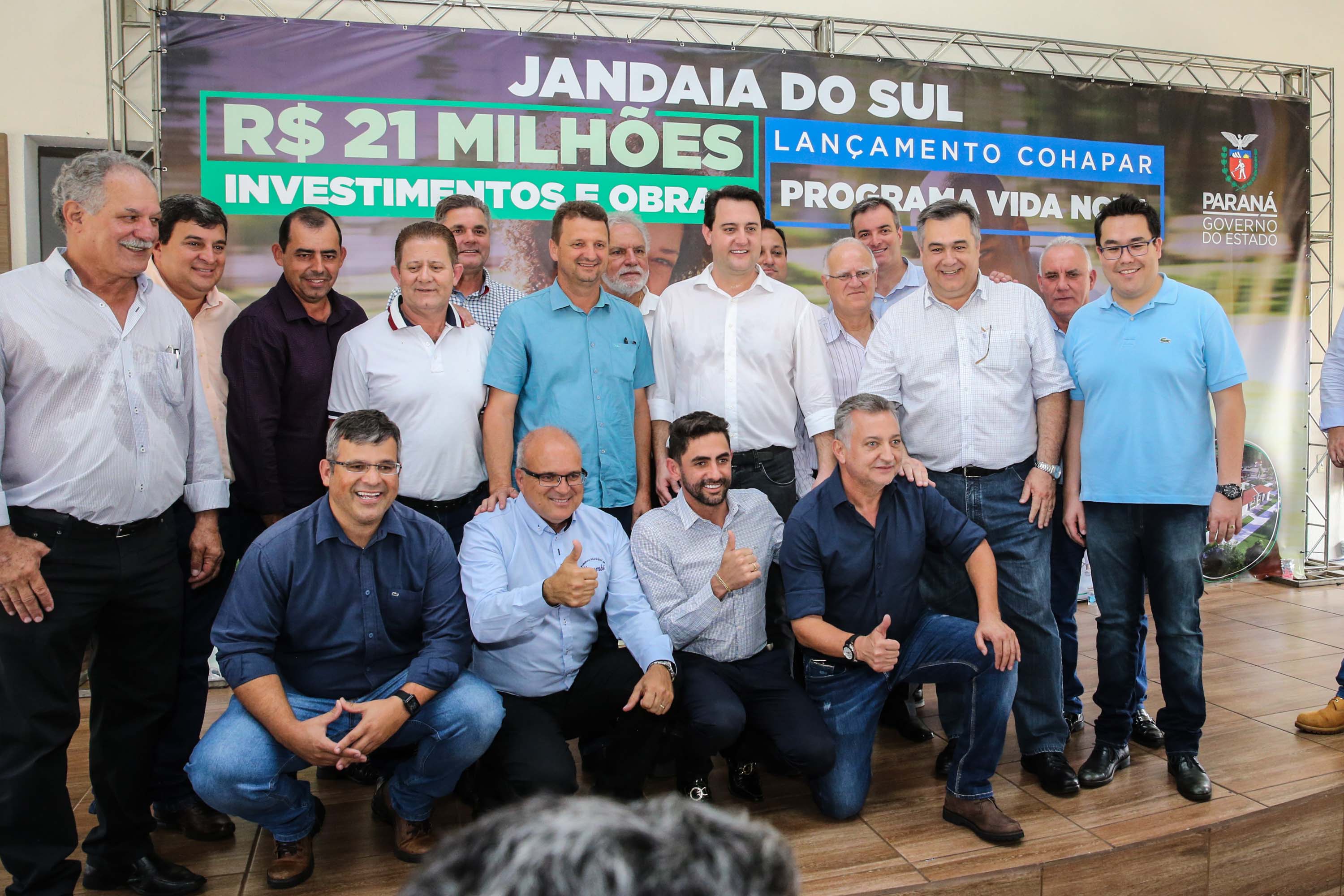 O Governador Carlos Massa Ratinho Júnior lança nesta quinta-feira (28), o Programa Vida Nova Paraná em Jandaia do Sul. E também anuncia recursos e ações nas áreas da saúde, desenvolvimento urbano e sinalização viária, além de entrega de ambulância e de viatura para a Polícia Militar.Jandaia do Sul, 28/11/2019 - Foto: Geraldo Bubniak/AEN