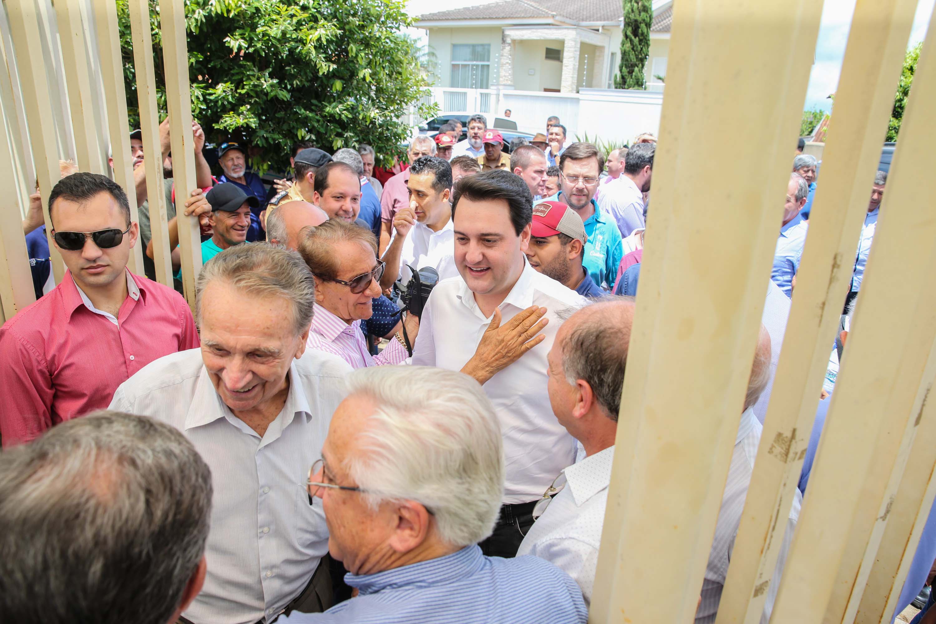 O Governador Carlos Massa Ratinho Júnior lança nesta quinta-feira (28), o Programa Vida Nova Paraná em Jandaia do Sul. E também anuncia recursos e ações nas áreas da saúde, desenvolvimento urbano e sinalização viária, além de entrega de ambulância e de viatura para a Polícia Militar.Jandaia do Sul, 28/11/2019 - Foto: Geraldo Bubniak/AEN