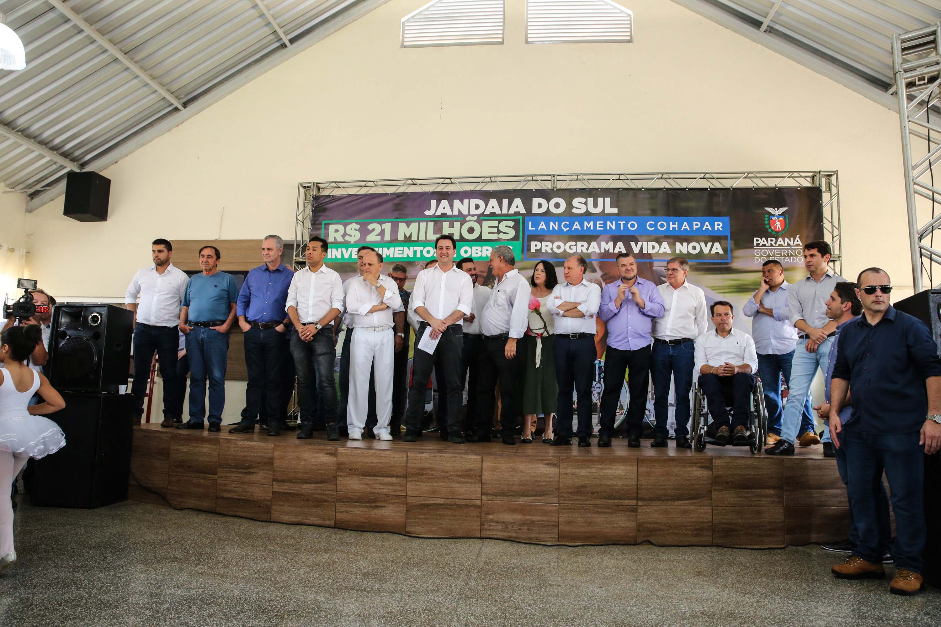 O Governador Carlos Massa Ratinho Júnior lança nesta quinta-feira (28), o Programa Vida Nova Paraná em Jandaia do Sul. E também anuncia recursos e ações nas áreas da saúde, desenvolvimento urbano e sinalização viária, além de entrega de ambulância e de viatura para a Polícia Militar.Jandaia do Sul, 28/11/2019 - Foto: Geraldo Bubniak/AEN