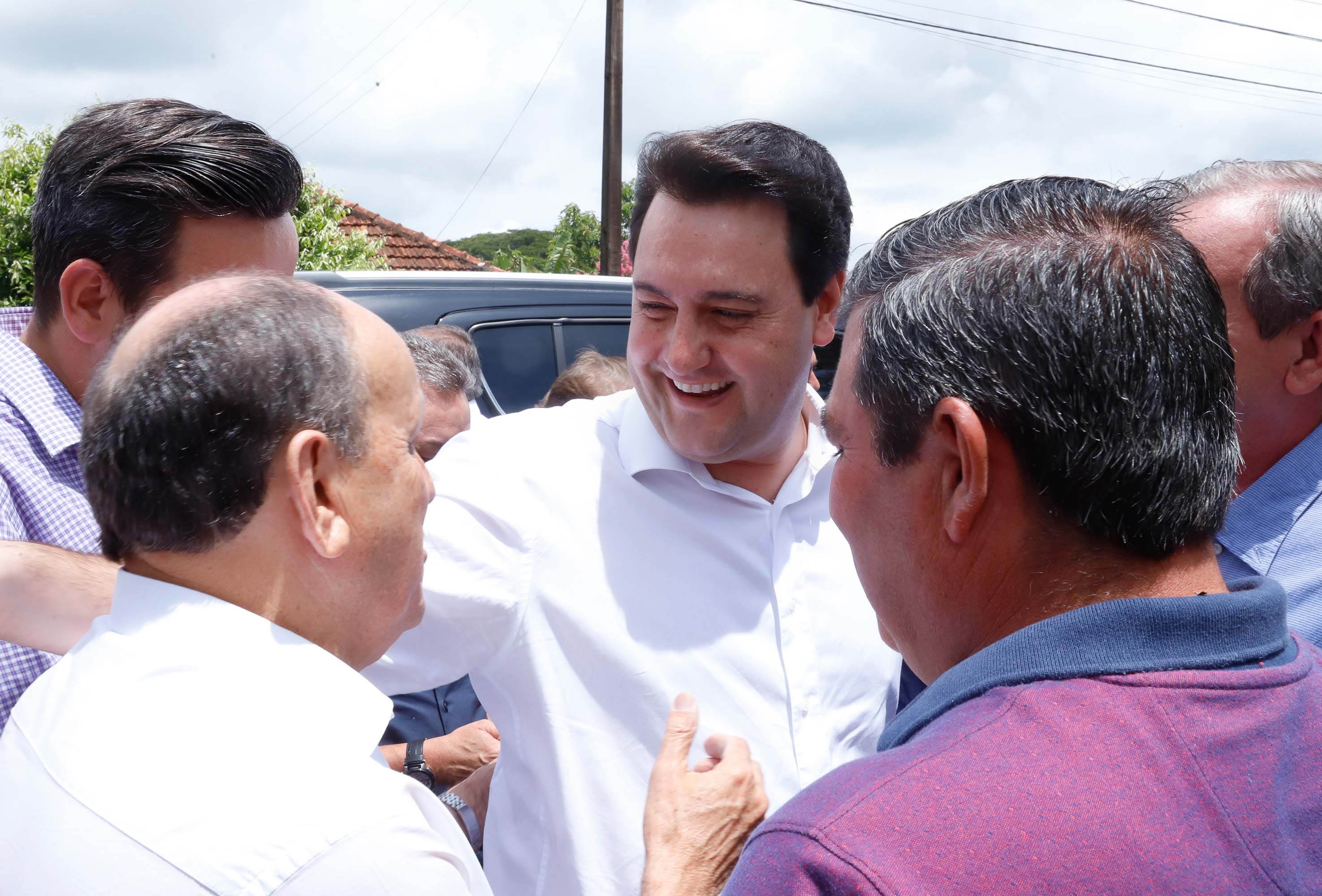O município de Jandaia do Sul, no Vale do Ivaí, receberá uma série de ações do Governo do Estado nas áreas da saúde, segurança, saneamento, esporte, desenvolvimento urbano e para a sinalização de trânsito. Os investimentos somam R$ 21 milhões e foram confirmados pelo governador Carlos Massa Ratinho Junior nesta quinta-feira (28), em evento no município.