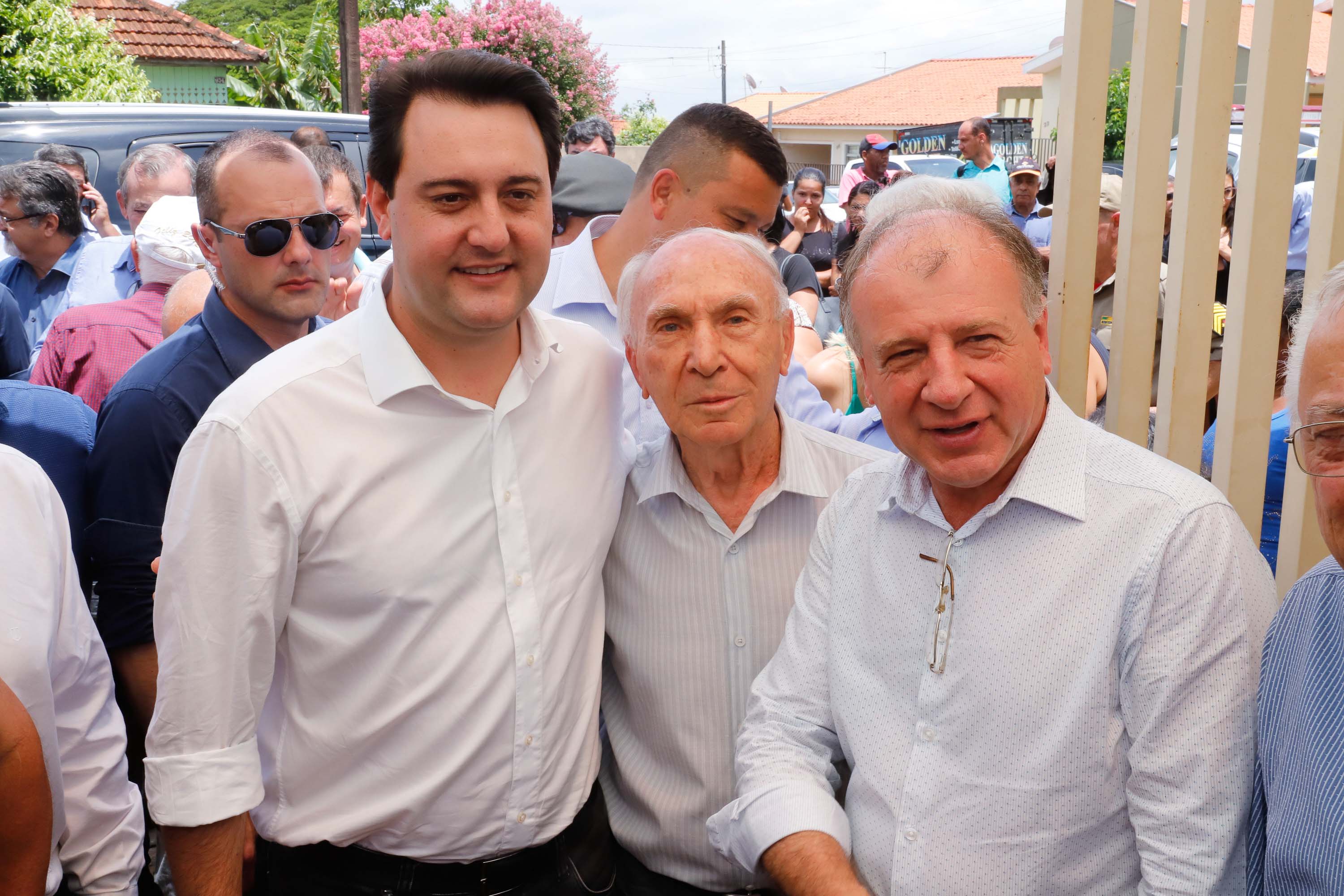 O município de Jandaia do Sul, no Vale do Ivaí, receberá uma série de ações do Governo do Estado nas áreas da saúde, segurança, saneamento, esporte, desenvolvimento urbano e para a sinalização de trânsito. Os investimentos somam R$ 21 milhões e foram confirmados pelo governador Carlos Massa Ratinho Junior nesta quinta-feira (28), em evento no município.
