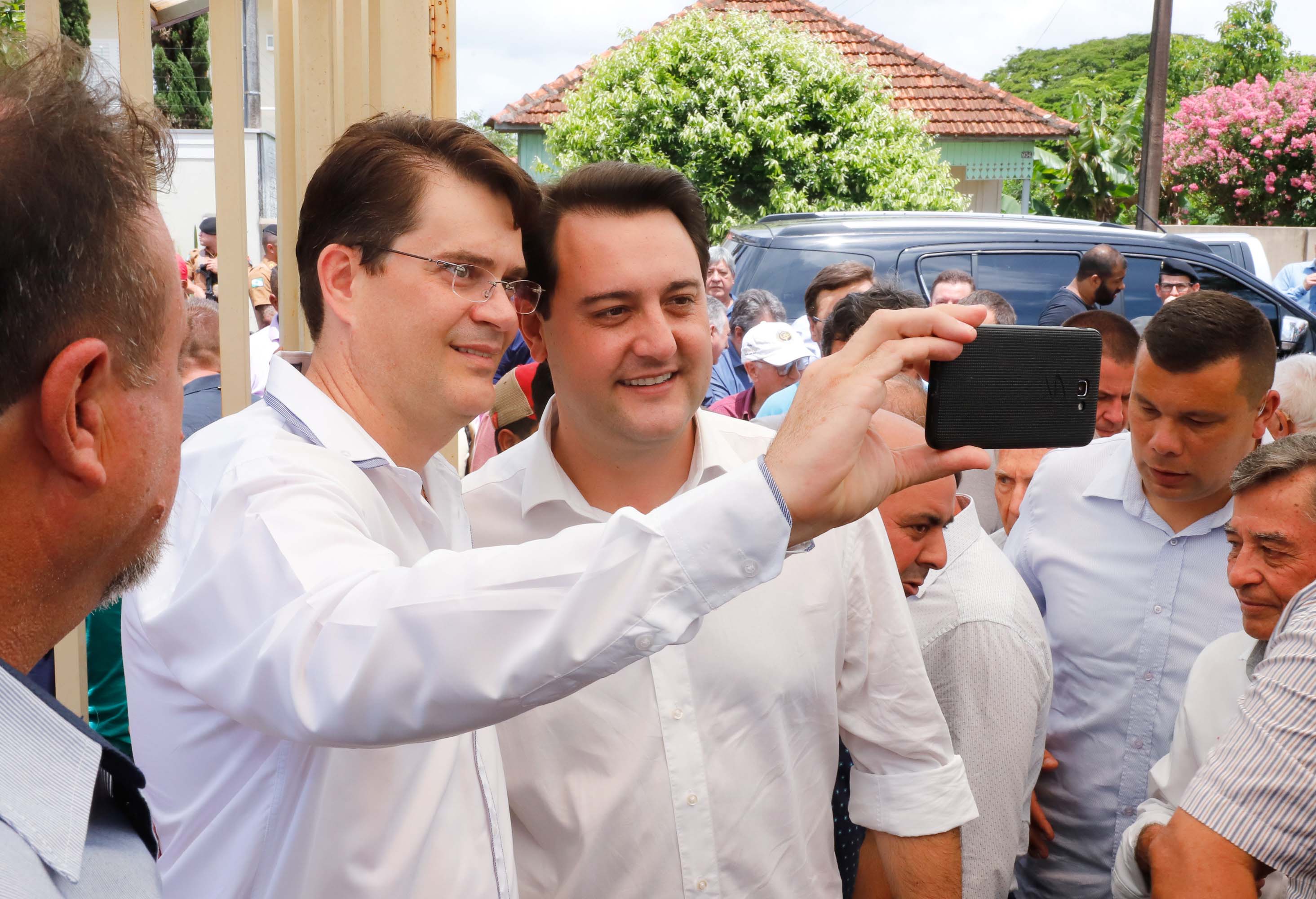 O município de Jandaia do Sul, no Vale do Ivaí, receberá uma série de ações do Governo do Estado nas áreas da saúde, segurança, saneamento, esporte, desenvolvimento urbano e para a sinalização de trânsito. Os investimentos somam R$ 21 milhões e foram confirmados pelo governador Carlos Massa Ratinho Junior nesta quinta-feira (28), em evento no município.