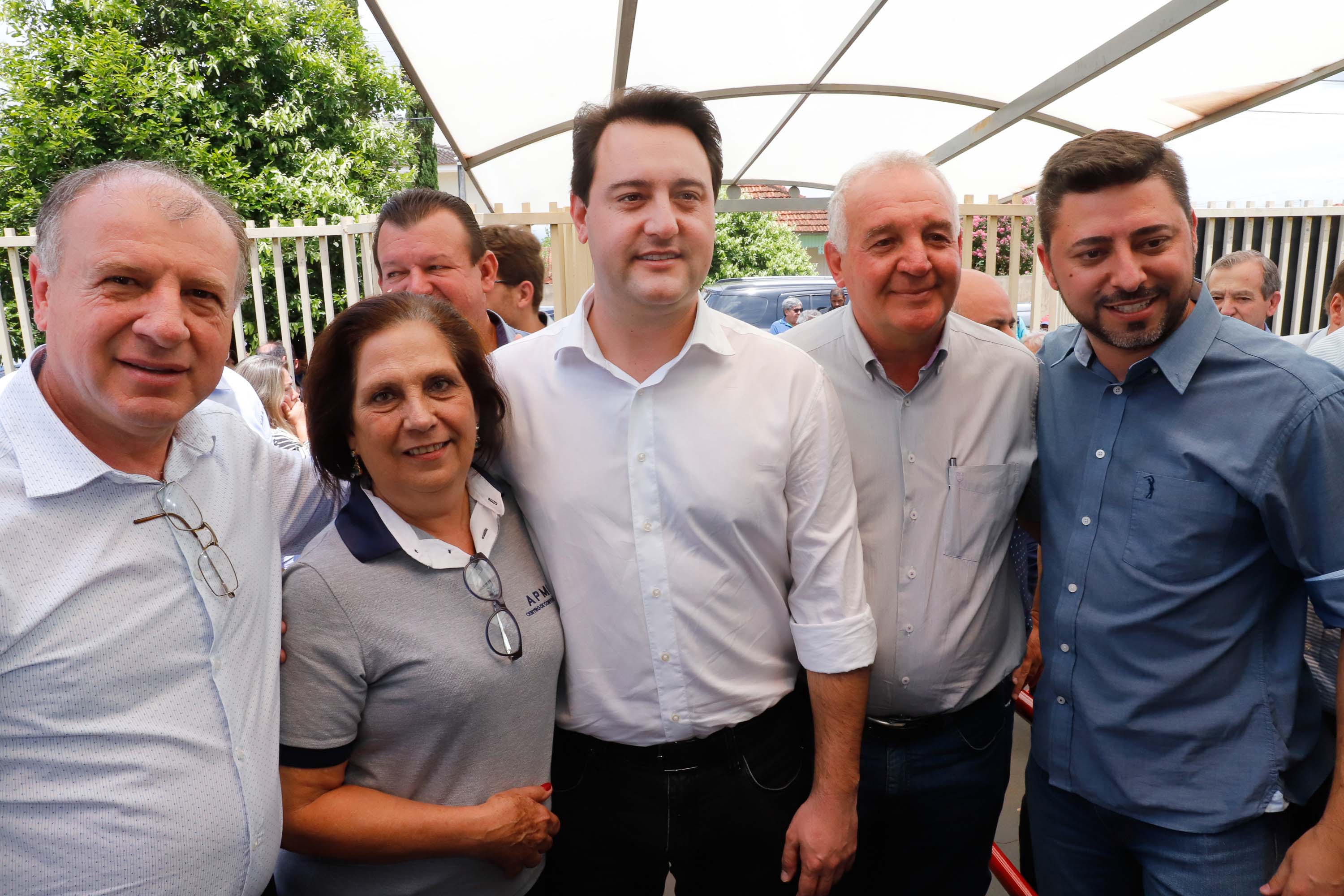 O município de Jandaia do Sul, no Vale do Ivaí, receberá uma série de ações do Governo do Estado nas áreas da saúde, segurança, saneamento, esporte, desenvolvimento urbano e para a sinalização de trânsito. Os investimentos somam R$ 21 milhões e foram confirmados pelo governador Carlos Massa Ratinho Junior nesta quinta-feira (28), em evento no município.