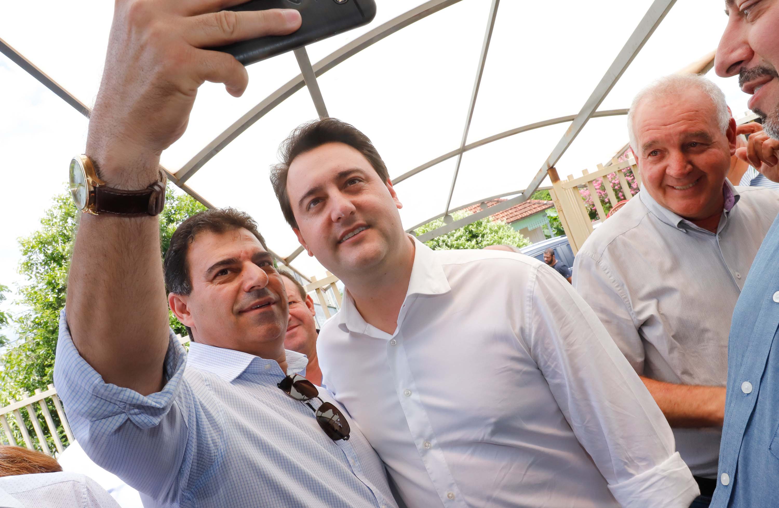 O município de Jandaia do Sul, no Vale do Ivaí, receberá uma série de ações do Governo do Estado nas áreas da saúde, segurança, saneamento, esporte, desenvolvimento urbano e para a sinalização de trânsito. Os investimentos somam R$ 21 milhões e foram confirmados pelo governador Carlos Massa Ratinho Junior nesta quinta-feira (28), em evento no município.