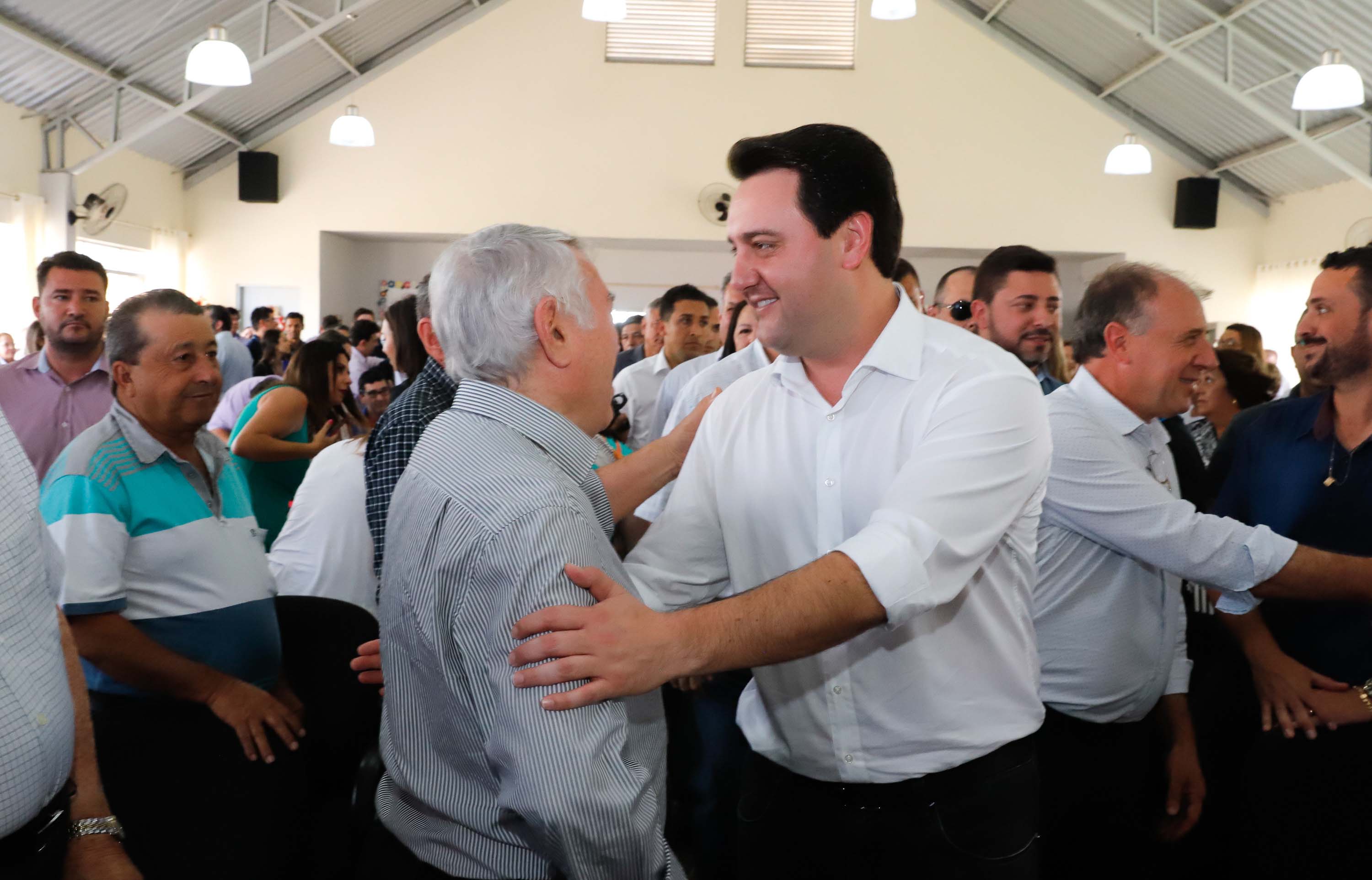 O município de Jandaia do Sul, no Vale do Ivaí, receberá uma série de ações do Governo do Estado nas áreas da saúde, segurança, saneamento, esporte, desenvolvimento urbano e para a sinalização de trânsito. Os investimentos somam R$ 21 milhões e foram confirmados pelo governador Carlos Massa Ratinho Junior nesta quinta-feira (28), em evento no município.