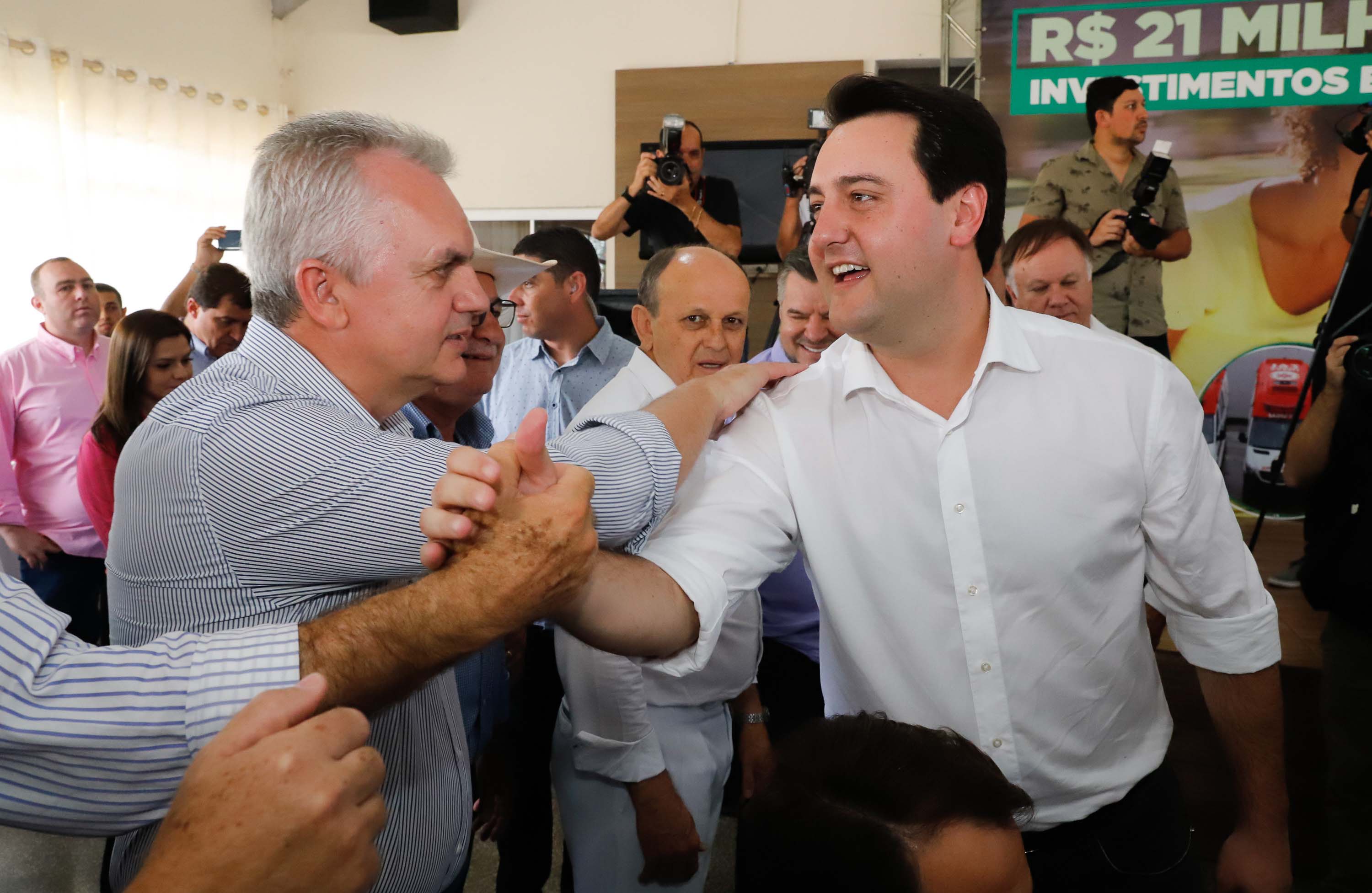 O município de Jandaia do Sul, no Vale do Ivaí, receberá uma série de ações do Governo do Estado nas áreas da saúde, segurança, saneamento, esporte, desenvolvimento urbano e para a sinalização de trânsito. Os investimentos somam R$ 21 milhões e foram confirmados pelo governador Carlos Massa Ratinho Junior nesta quinta-feira (28), em evento no município.
