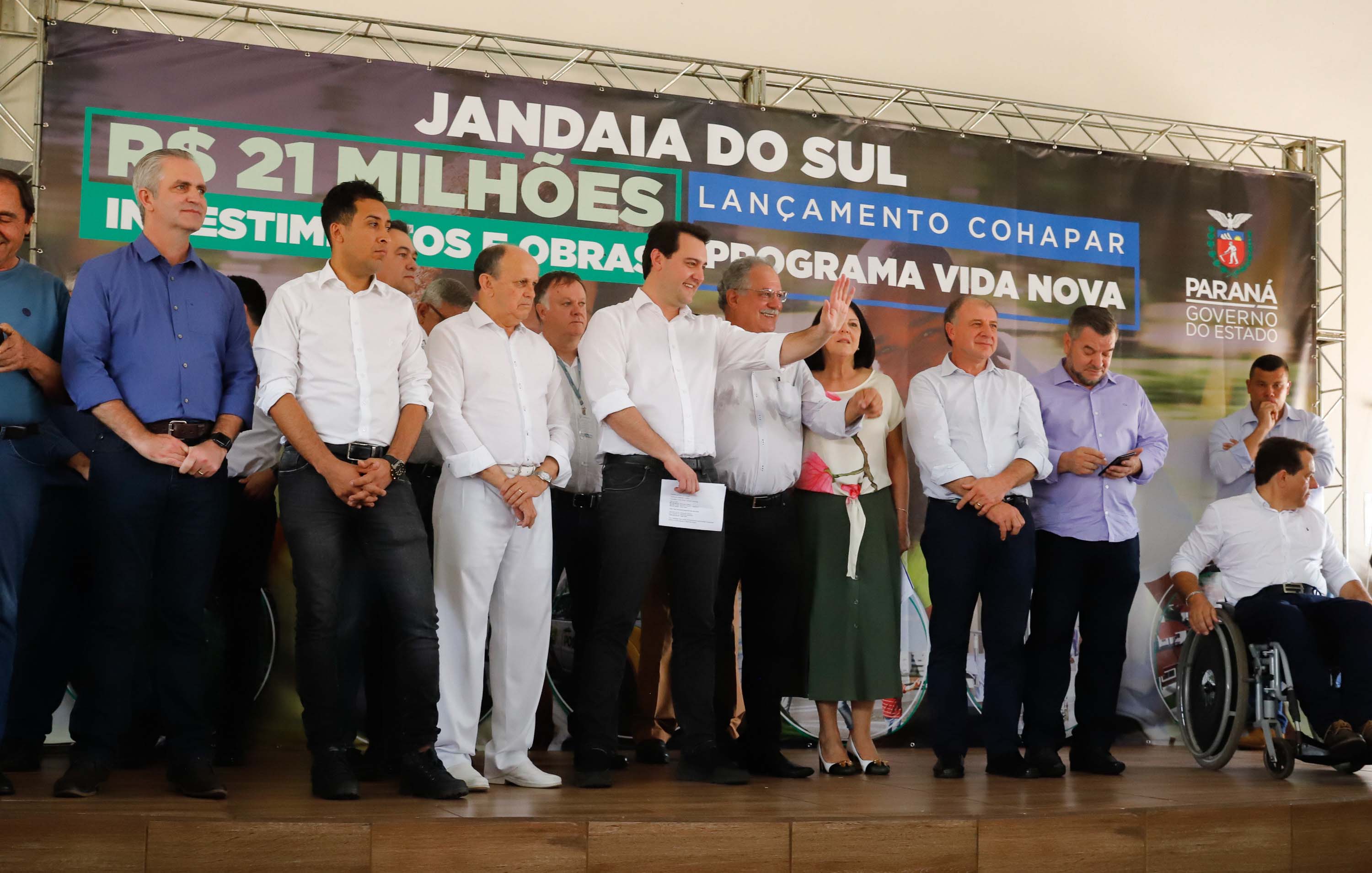O município de Jandaia do Sul, no Vale do Ivaí, receberá uma série de ações do Governo do Estado nas áreas da saúde, segurança, saneamento, esporte, desenvolvimento urbano e para a sinalização de trânsito. Os investimentos somam R$ 21 milhões e foram confirmados pelo governador Carlos Massa Ratinho Junior nesta quinta-feira (28), em evento no município.