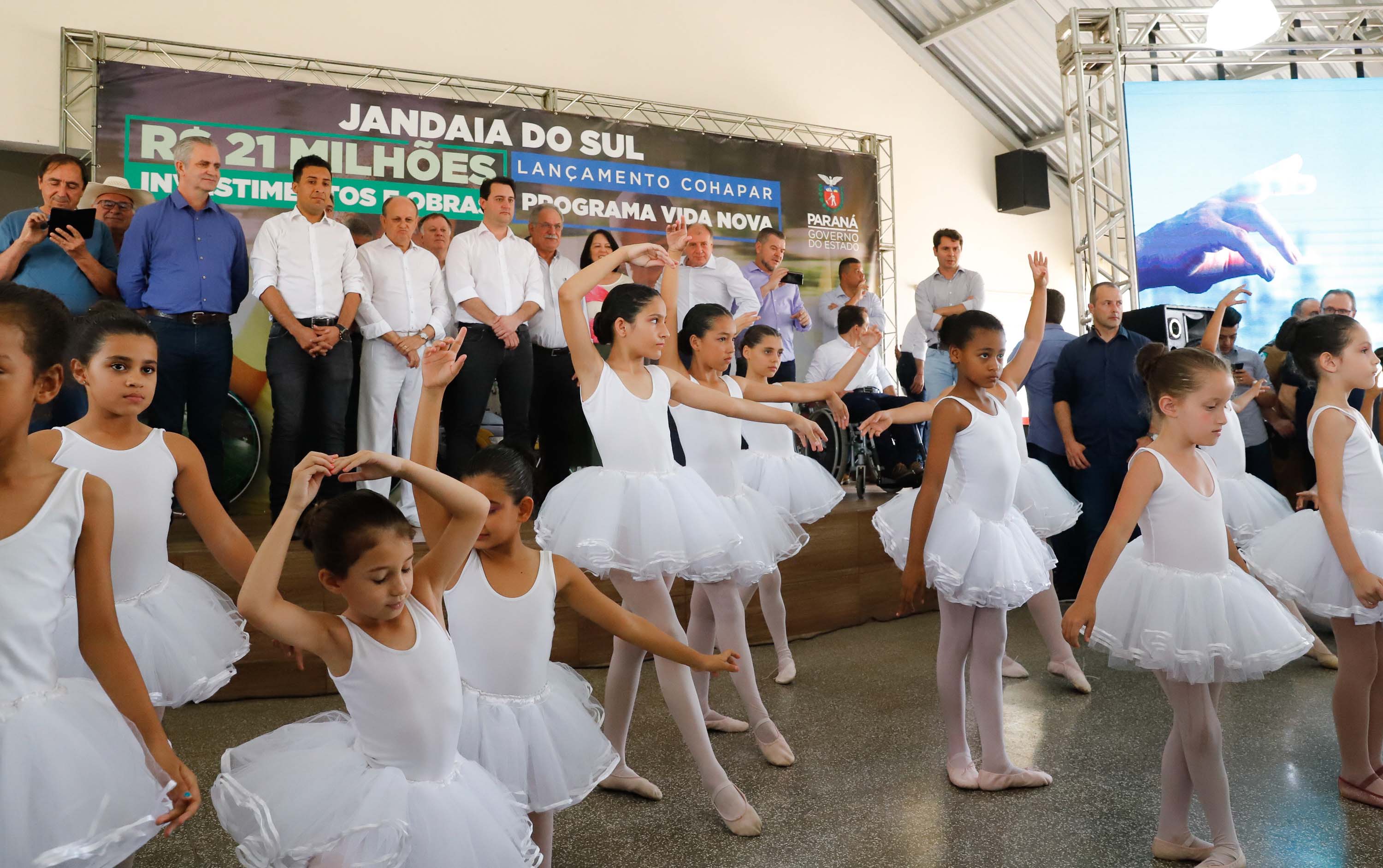 O município de Jandaia do Sul, no Vale do Ivaí, receberá uma série de ações do Governo do Estado nas áreas da saúde, segurança, saneamento, esporte, desenvolvimento urbano e para a sinalização de trânsito. Os investimentos somam R$ 21 milhões e foram confirmados pelo governador Carlos Massa Ratinho Junior nesta quinta-feira (28), em evento no município.