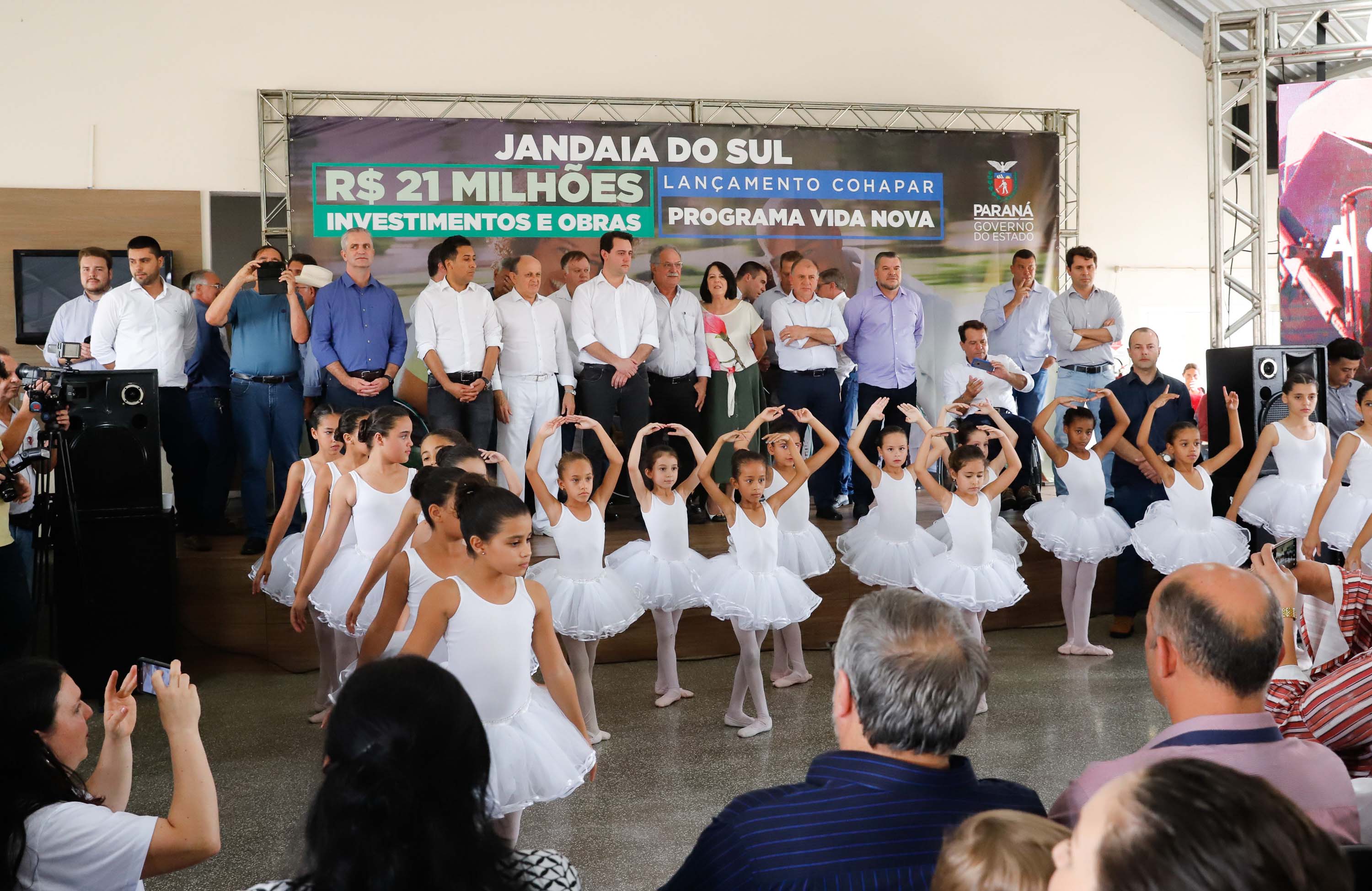 O município de Jandaia do Sul, no Vale do Ivaí, receberá uma série de ações do Governo do Estado nas áreas da saúde, segurança, saneamento, esporte, desenvolvimento urbano e para a sinalização de trânsito. Os investimentos somam R$ 21 milhões e foram confirmados pelo governador Carlos Massa Ratinho Junior nesta quinta-feira (28), em evento no município.