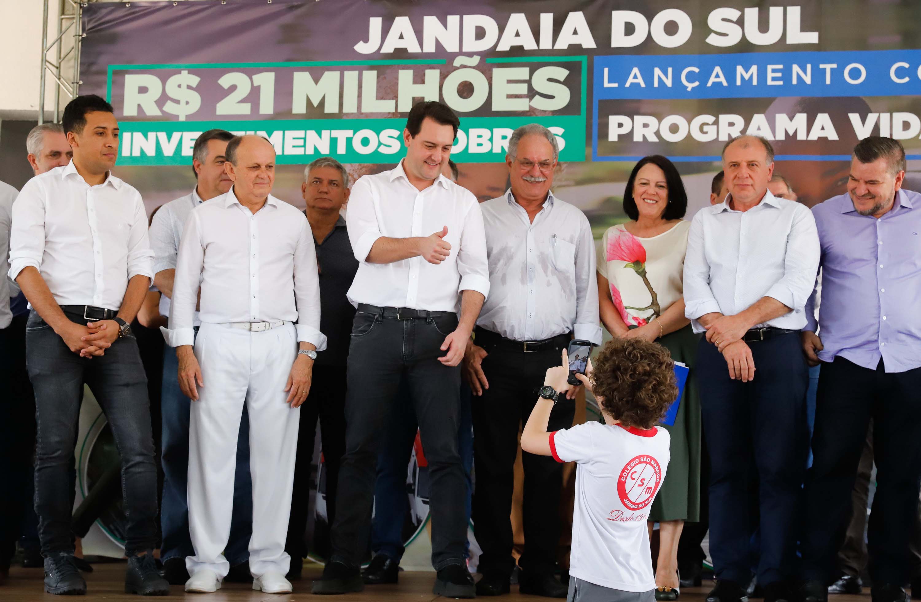 O município de Jandaia do Sul, no Vale do Ivaí, receberá uma série de ações do Governo do Estado nas áreas da saúde, segurança, saneamento, esporte, desenvolvimento urbano e para a sinalização de trânsito. Os investimentos somam R$ 21 milhões e foram confirmados pelo governador Carlos Massa Ratinho Junior nesta quinta-feira (28), em evento no município.