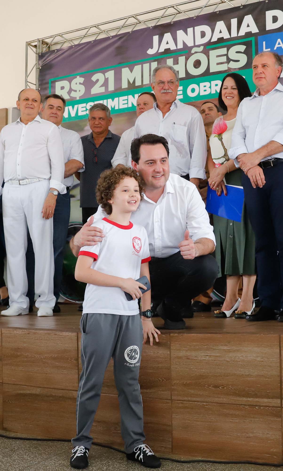 O município de Jandaia do Sul, no Vale do Ivaí, receberá uma série de ações do Governo do Estado nas áreas da saúde, segurança, saneamento, esporte, desenvolvimento urbano e para a sinalização de trânsito. Os investimentos somam R$ 21 milhões e foram confirmados pelo governador Carlos Massa Ratinho Junior nesta quinta-feira (28), em evento no município.