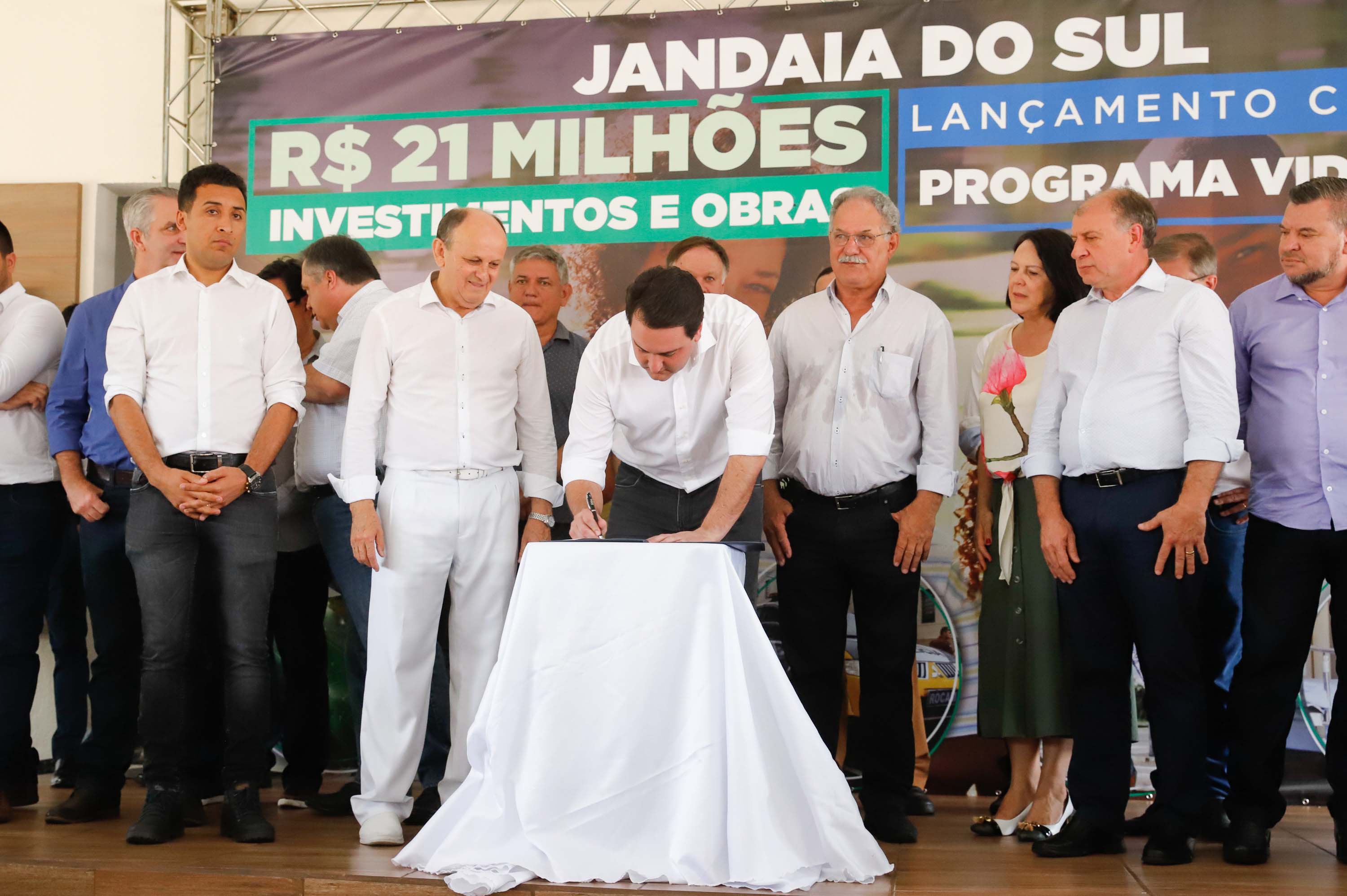 O município de Jandaia do Sul, no Vale do Ivaí, receberá uma série de ações do Governo do Estado nas áreas da saúde, segurança, saneamento, esporte, desenvolvimento urbano e para a sinalização de trânsito. Os investimentos somam R$ 21 milhões e foram confirmados pelo governador Carlos Massa Ratinho Junior nesta quinta-feira (28), em evento no município.