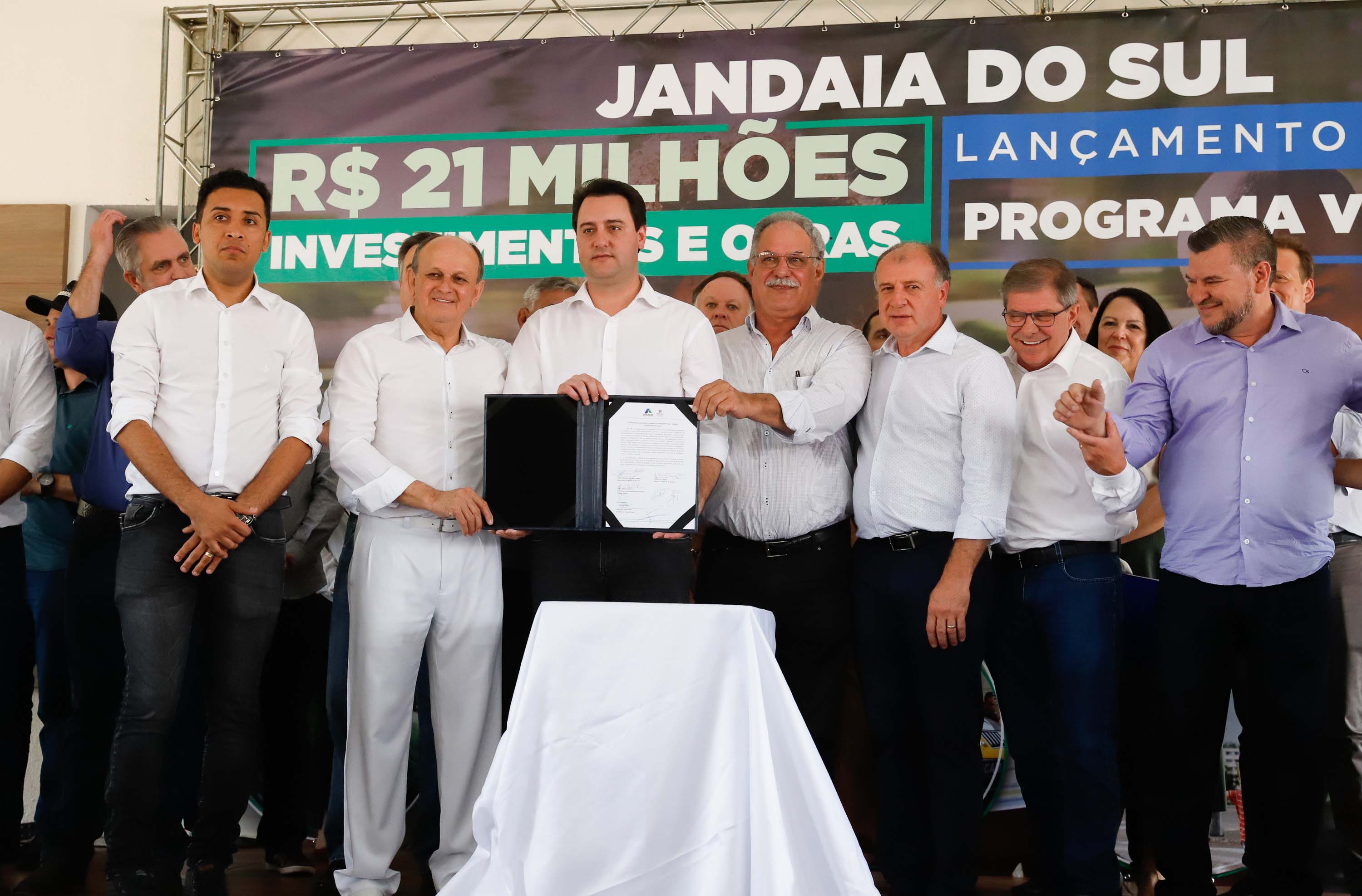 O município de Jandaia do Sul, no Vale do Ivaí, receberá uma série de ações do Governo do Estado nas áreas da saúde, segurança, saneamento, esporte, desenvolvimento urbano e para a sinalização de trânsito. Os investimentos somam R$ 21 milhões e foram confirmados pelo governador Carlos Massa Ratinho Junior nesta quinta-feira (28), em evento no município.