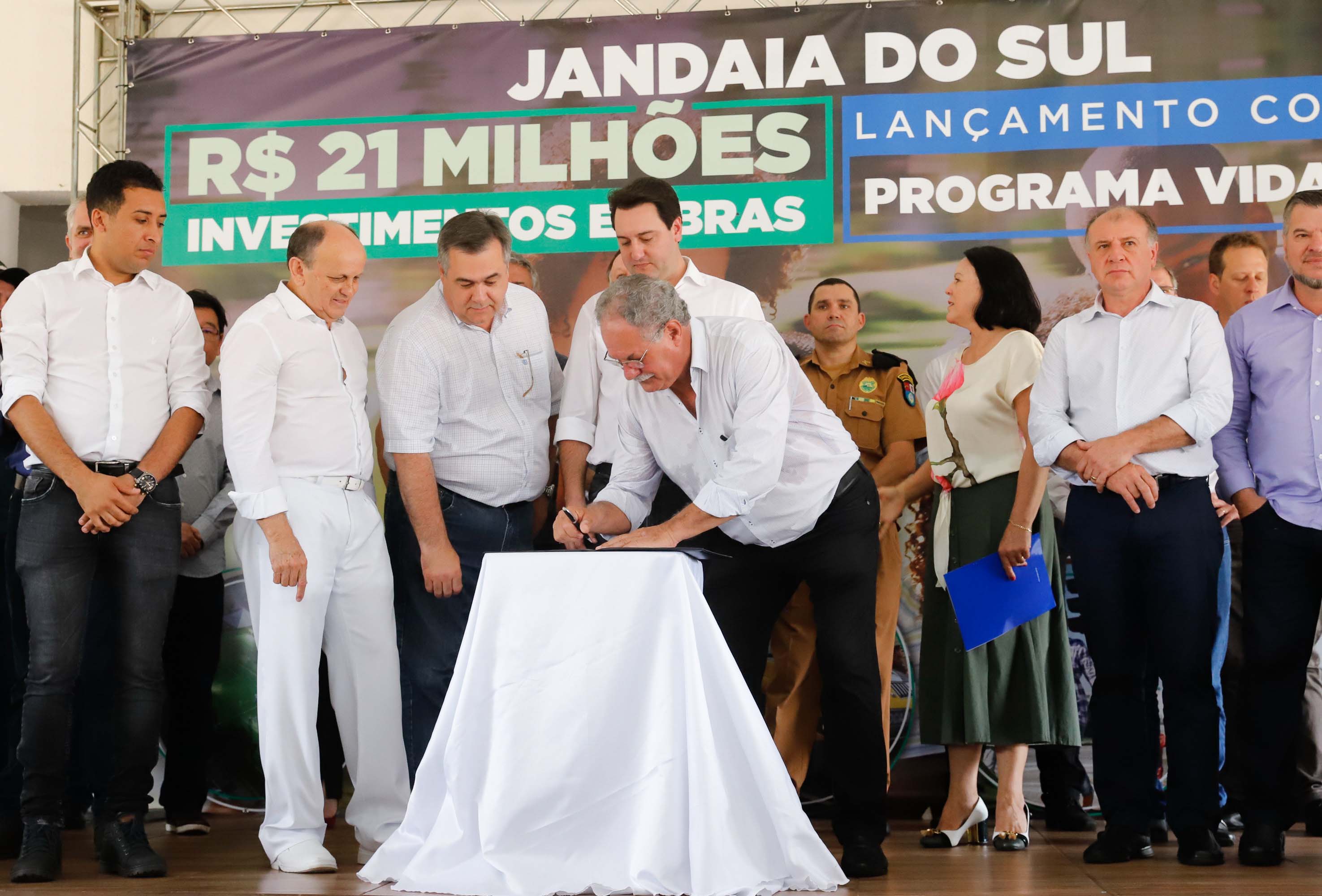 O município de Jandaia do Sul, no Vale do Ivaí, receberá uma série de ações do Governo do Estado nas áreas da saúde, segurança, saneamento, esporte, desenvolvimento urbano e para a sinalização de trânsito. Os investimentos somam R$ 21 milhões e foram confirmados pelo governador Carlos Massa Ratinho Junior nesta quinta-feira (28), em evento no município.