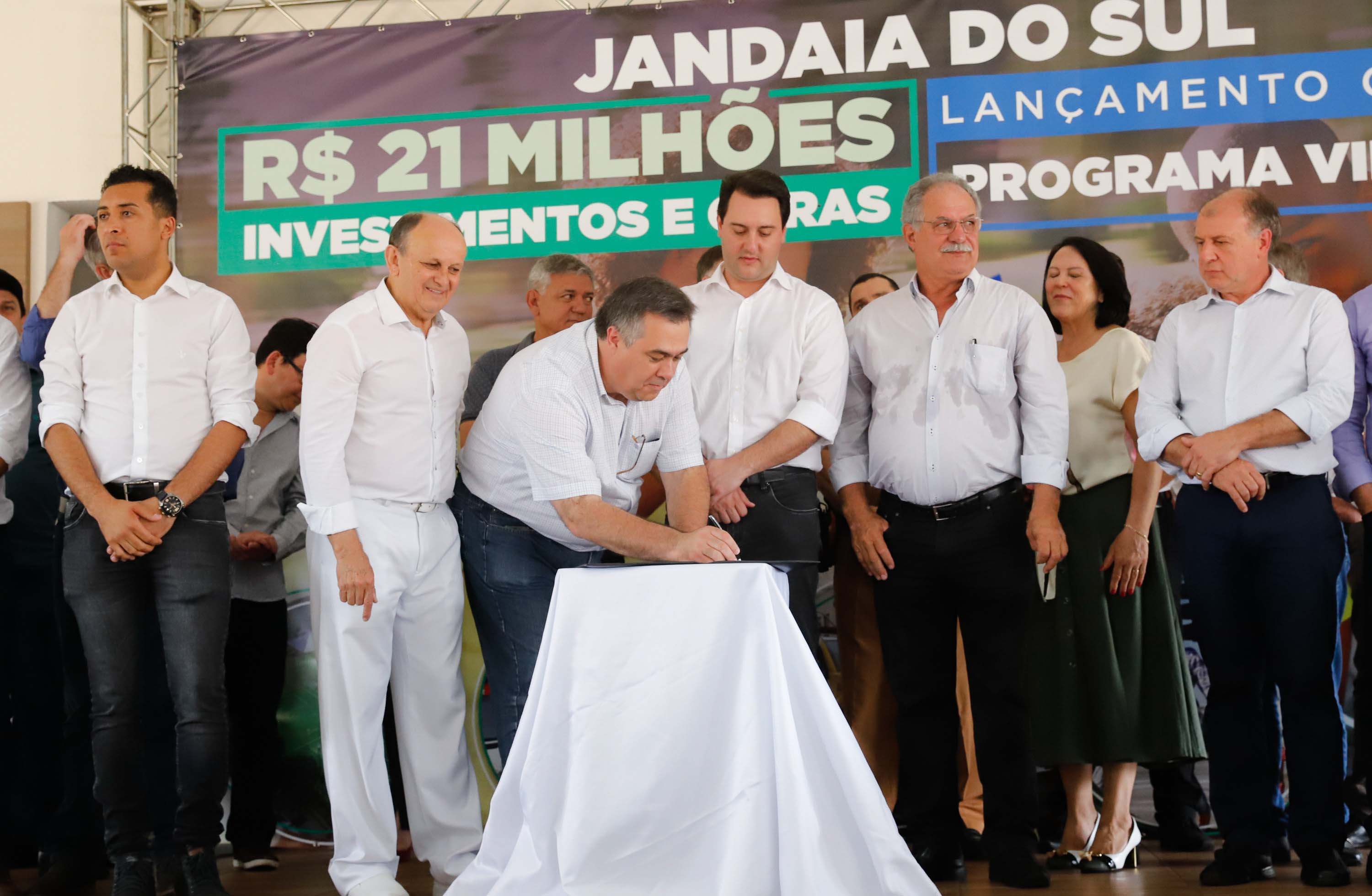 O município de Jandaia do Sul, no Vale do Ivaí, receberá uma série de ações do Governo do Estado nas áreas da saúde, segurança, saneamento, esporte, desenvolvimento urbano e para a sinalização de trânsito. Os investimentos somam R$ 21 milhões e foram confirmados pelo governador Carlos Massa Ratinho Junior nesta quinta-feira (28), em evento no município.