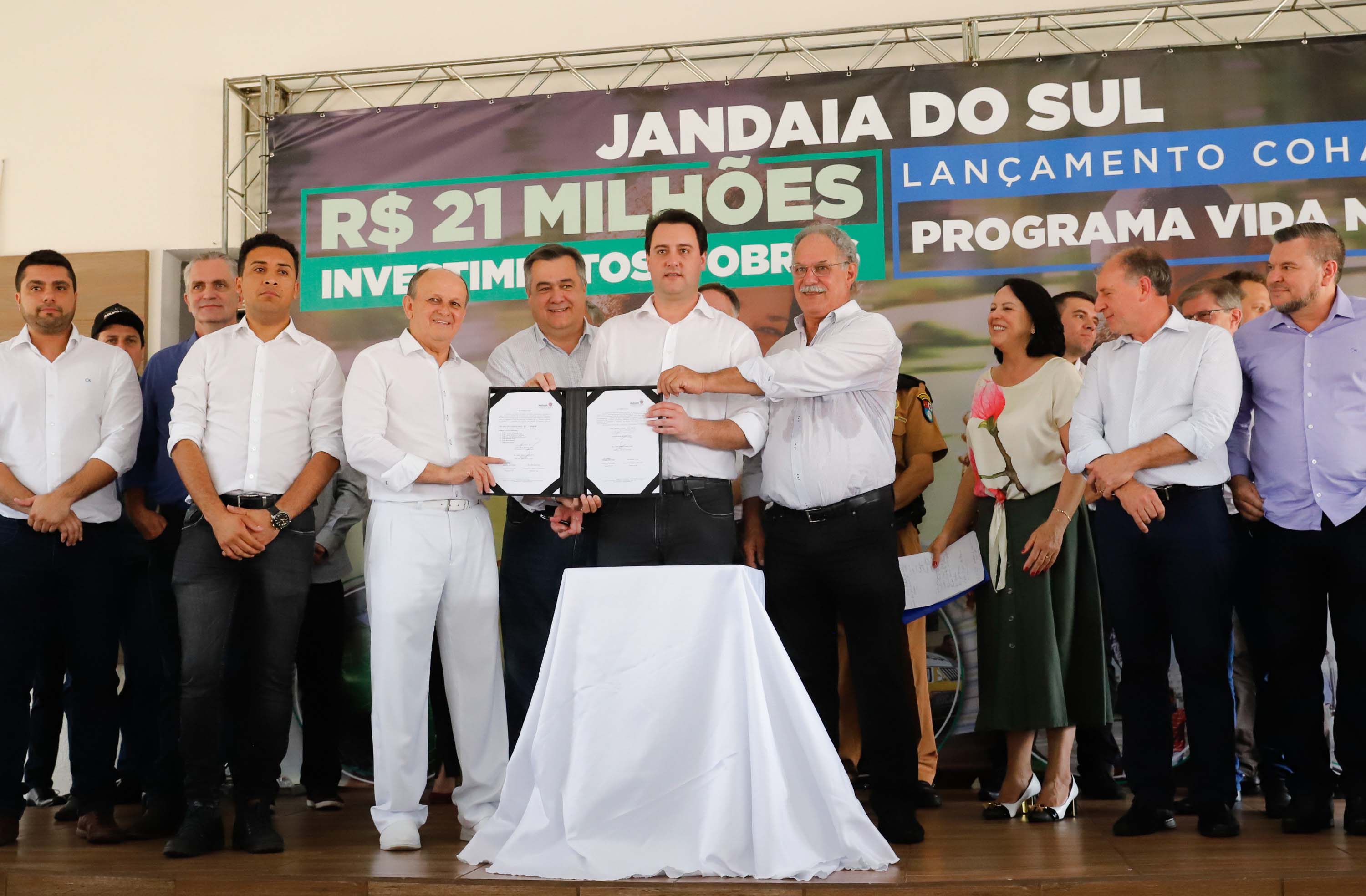 O município de Jandaia do Sul, no Vale do Ivaí, receberá uma série de ações do Governo do Estado nas áreas da saúde, segurança, saneamento, esporte, desenvolvimento urbano e para a sinalização de trânsito. Os investimentos somam R$ 21 milhões e foram confirmados pelo governador Carlos Massa Ratinho Junior nesta quinta-feira (28), em evento no município.