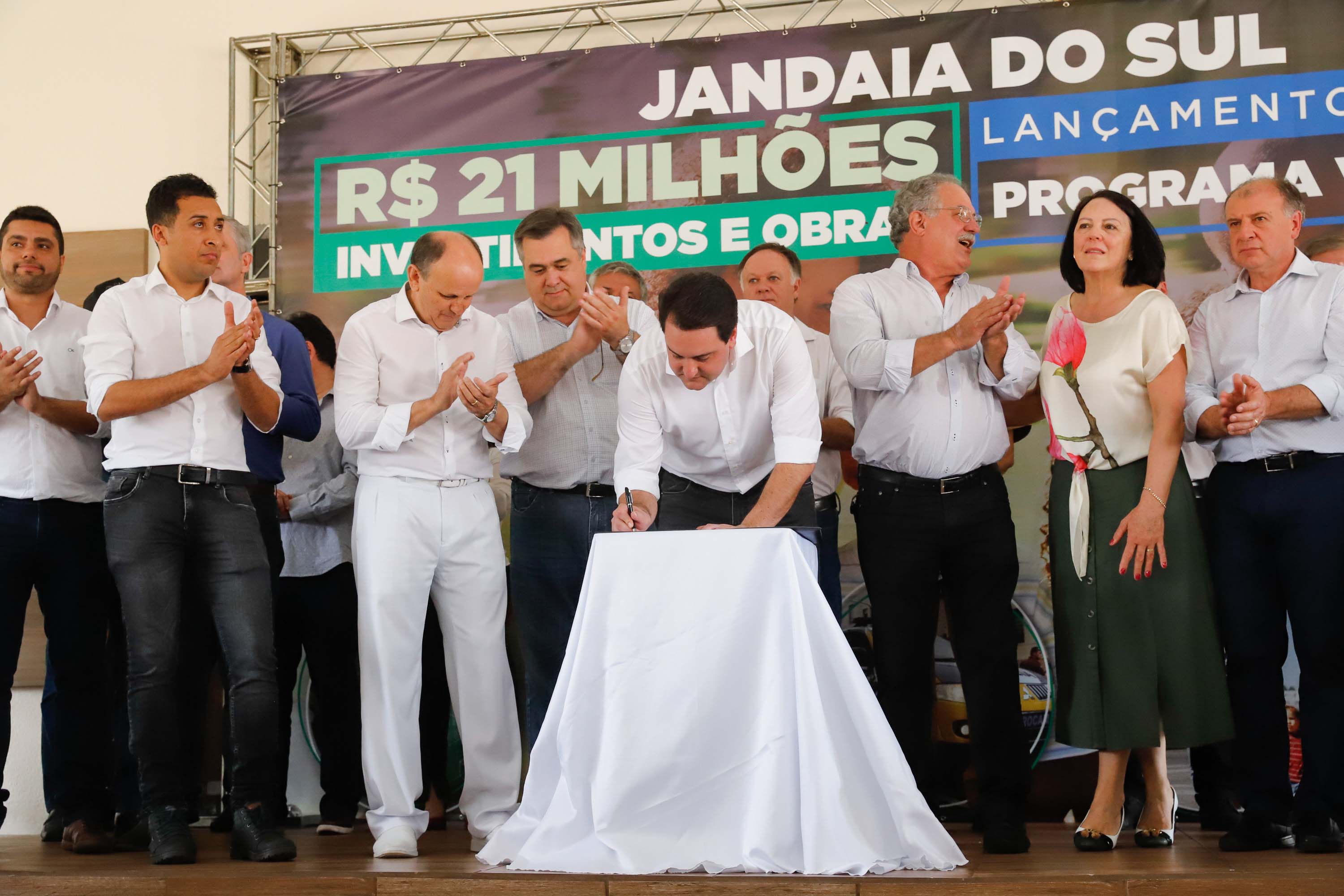 O município de Jandaia do Sul, no Vale do Ivaí, receberá uma série de ações do Governo do Estado nas áreas da saúde, segurança, saneamento, esporte, desenvolvimento urbano e para a sinalização de trânsito. Os investimentos somam R$ 21 milhões e foram confirmados pelo governador Carlos Massa Ratinho Junior nesta quinta-feira (28), em evento no município.