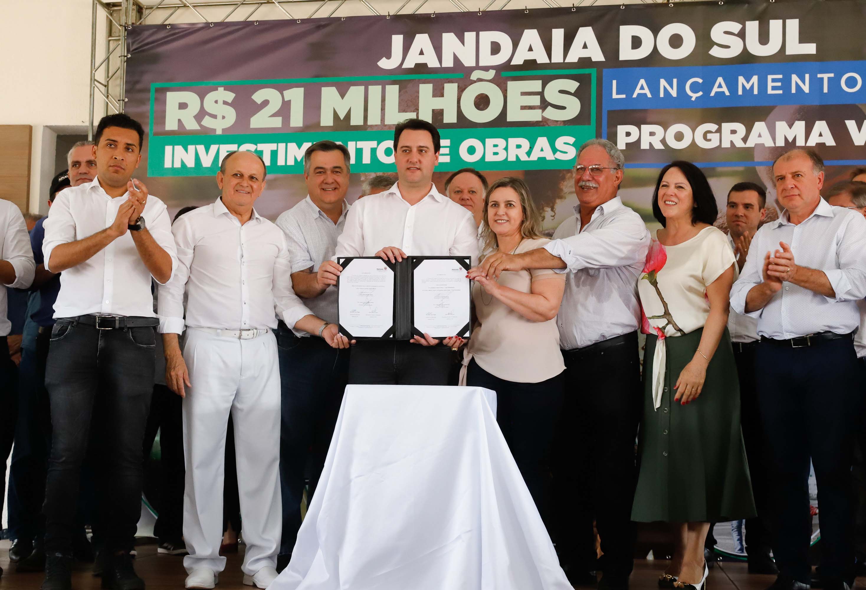 O município de Jandaia do Sul, no Vale do Ivaí, receberá uma série de ações do Governo do Estado nas áreas da saúde, segurança, saneamento, esporte, desenvolvimento urbano e para a sinalização de trânsito. Os investimentos somam R$ 21 milhões e foram confirmados pelo governador Carlos Massa Ratinho Junior nesta quinta-feira (28), em evento no município.