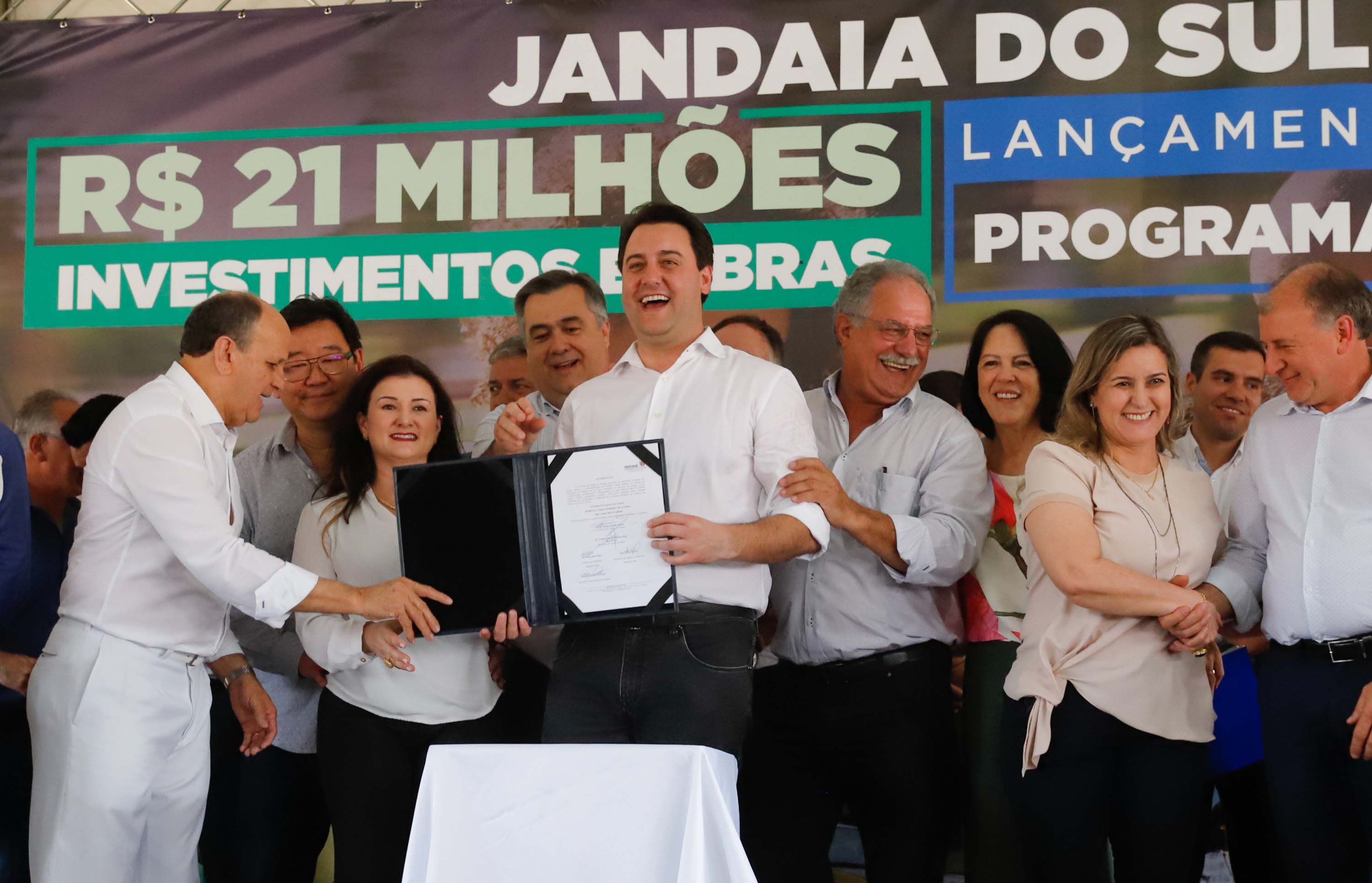 O município de Jandaia do Sul, no Vale do Ivaí, receberá uma série de ações do Governo do Estado nas áreas da saúde, segurança, saneamento, esporte, desenvolvimento urbano e para a sinalização de trânsito. Os investimentos somam R$ 21 milhões e foram confirmados pelo governador Carlos Massa Ratinho Junior nesta quinta-feira (28), em evento no município.