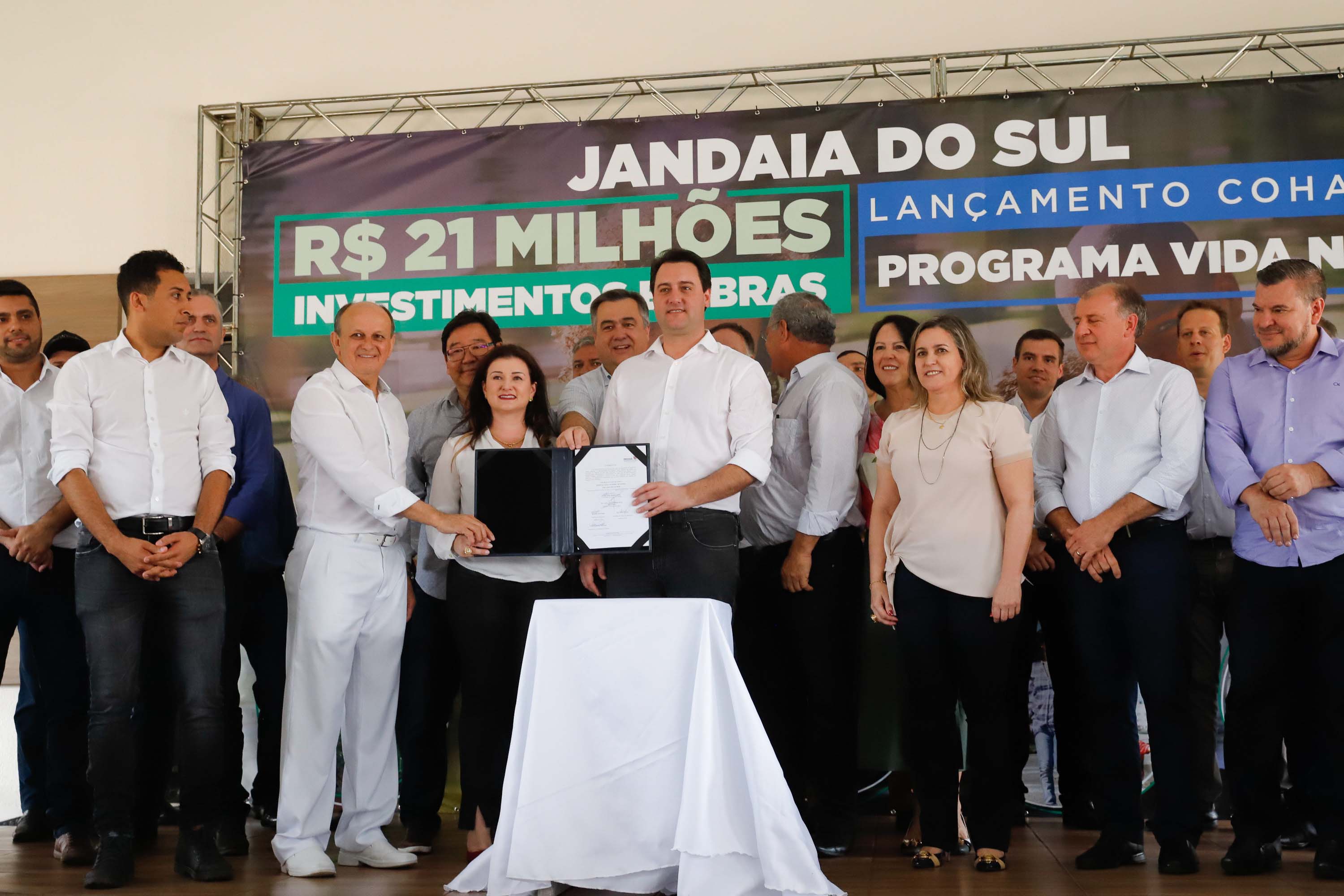 O município de Jandaia do Sul, no Vale do Ivaí, receberá uma série de ações do Governo do Estado nas áreas da saúde, segurança, saneamento, esporte, desenvolvimento urbano e para a sinalização de trânsito. Os investimentos somam R$ 21 milhões e foram confirmados pelo governador Carlos Massa Ratinho Junior nesta quinta-feira (28), em evento no município.