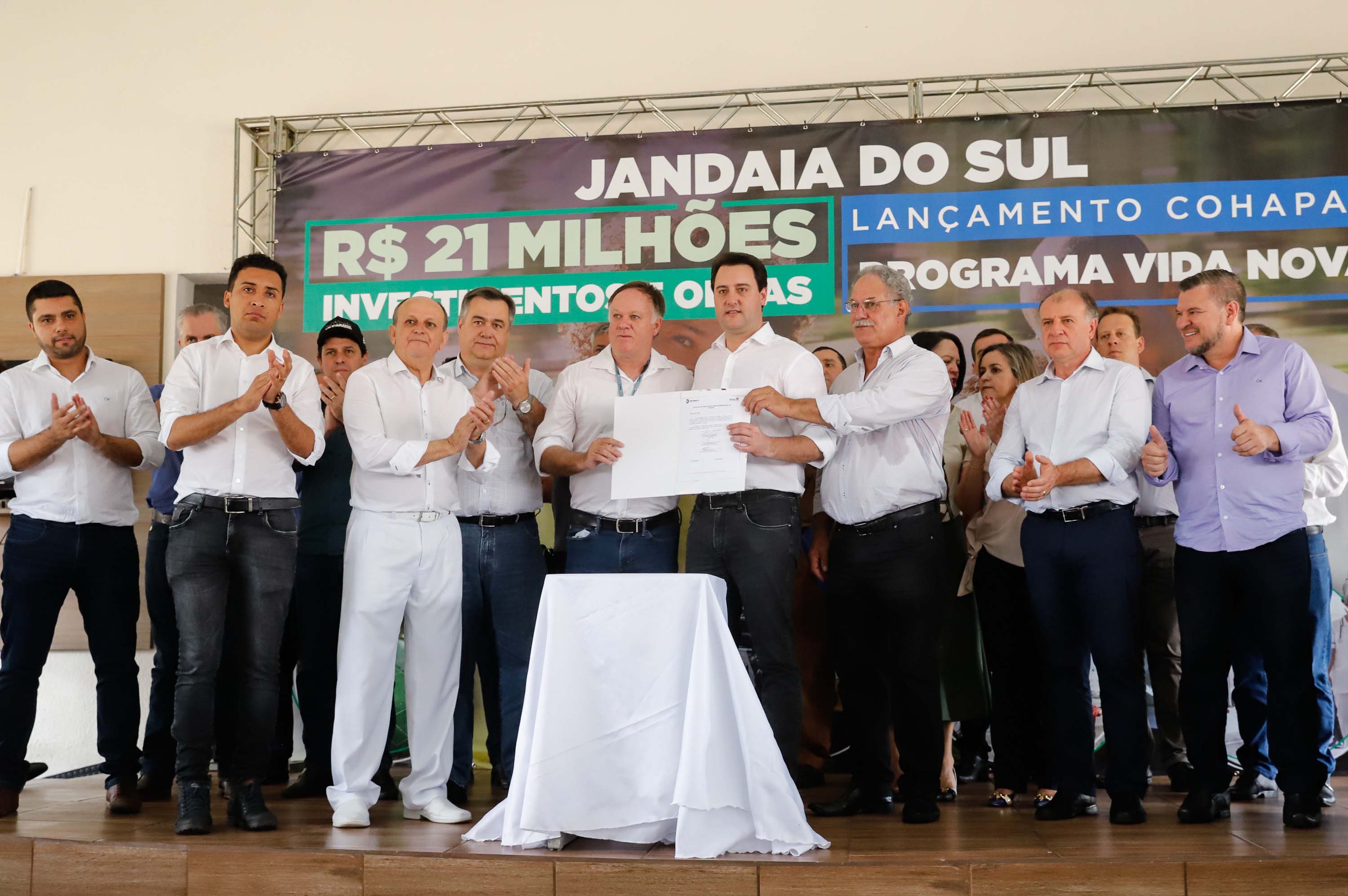 O município de Jandaia do Sul, no Vale do Ivaí, receberá uma série de ações do Governo do Estado nas áreas da saúde, segurança, saneamento, esporte, desenvolvimento urbano e para a sinalização de trânsito. Os investimentos somam R$ 21 milhões e foram confirmados pelo governador Carlos Massa Ratinho Junior nesta quinta-feira (28), em evento no município.