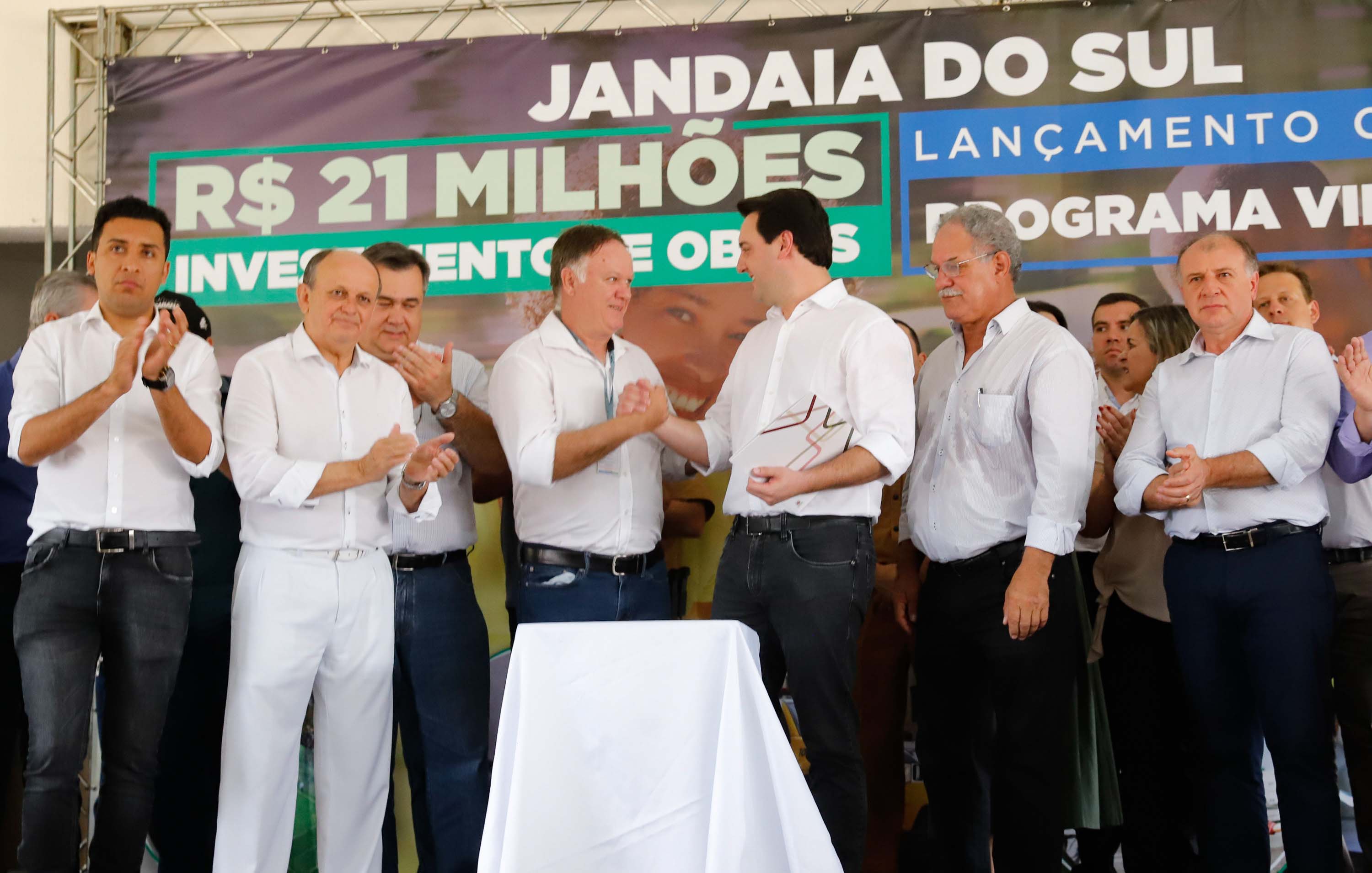 O município de Jandaia do Sul, no Vale do Ivaí, receberá uma série de ações do Governo do Estado nas áreas da saúde, segurança, saneamento, esporte, desenvolvimento urbano e para a sinalização de trânsito. Os investimentos somam R$ 21 milhões e foram confirmados pelo governador Carlos Massa Ratinho Junior nesta quinta-feira (28), em evento no município.