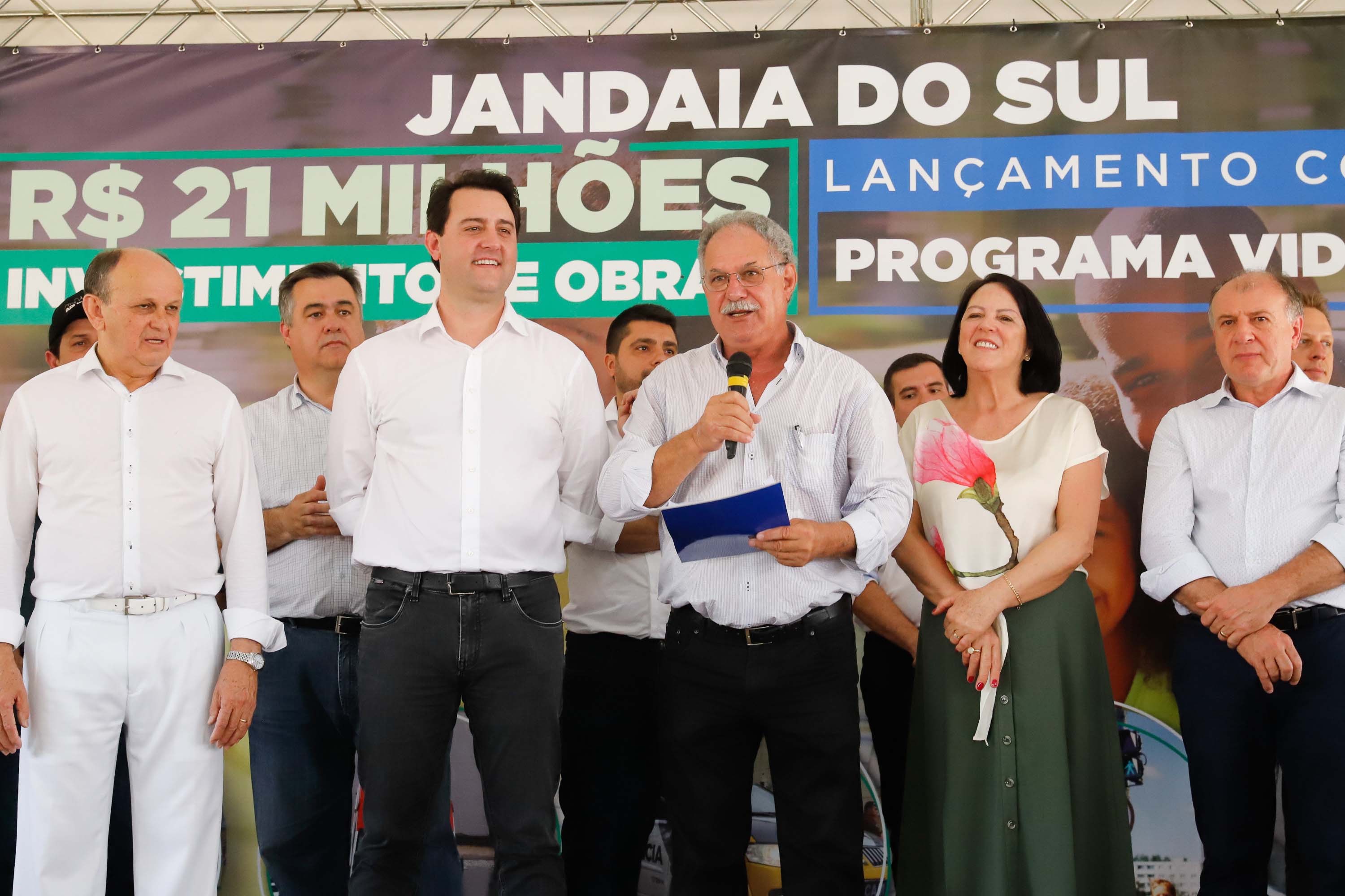 O município de Jandaia do Sul, no Vale do Ivaí, receberá uma série de ações do Governo do Estado nas áreas da saúde, segurança, saneamento, esporte, desenvolvimento urbano e para a sinalização de trânsito. Os investimentos somam R$ 21 milhões e foram confirmados pelo governador Carlos Massa Ratinho Junior nesta quinta-feira (28), em evento no município.