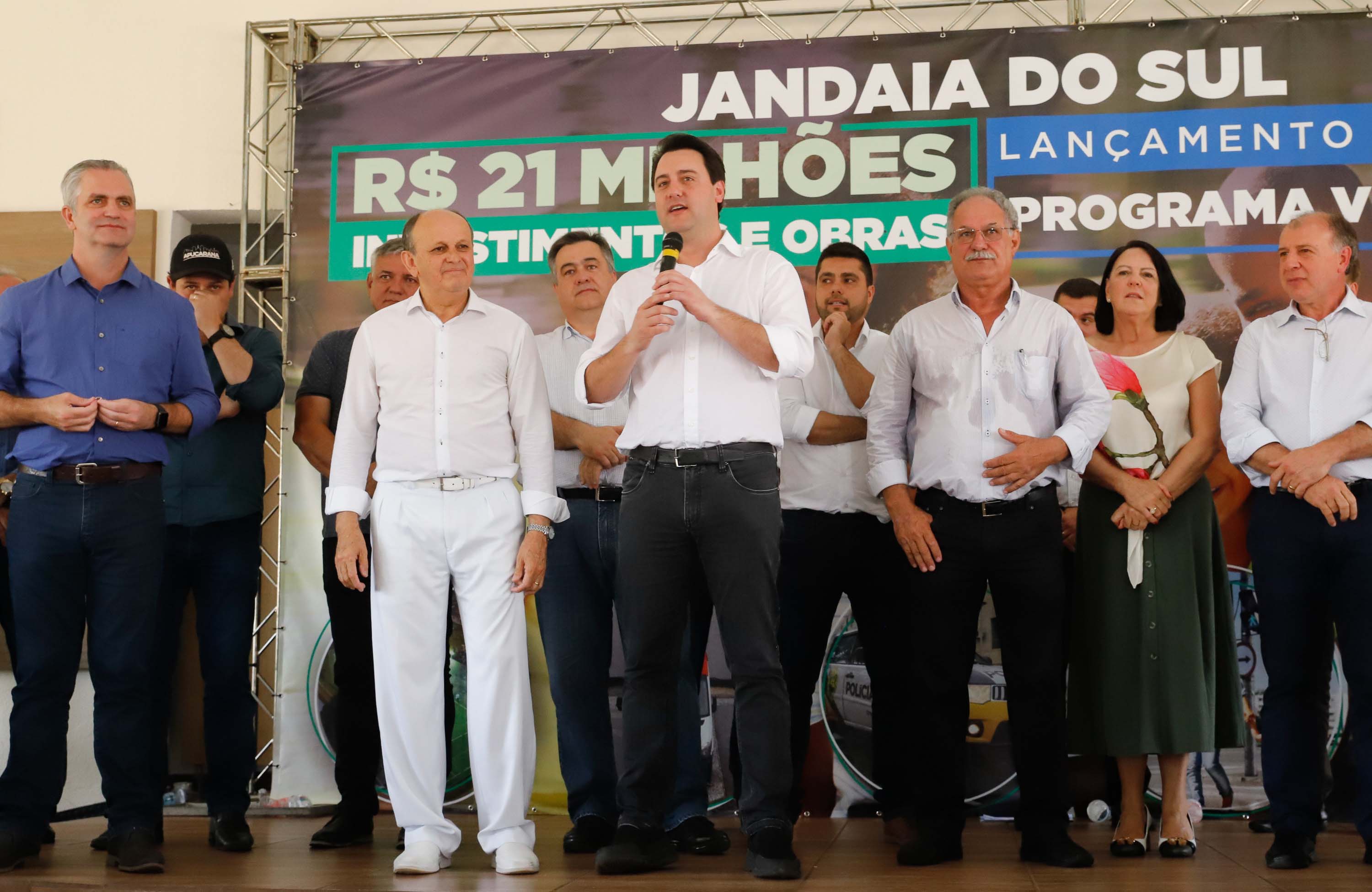 O município de Jandaia do Sul, no Vale do Ivaí, receberá uma série de ações do Governo do Estado nas áreas da saúde, segurança, saneamento, esporte, desenvolvimento urbano e para a sinalização de trânsito. Os investimentos somam R$ 21 milhões e foram confirmados pelo governador Carlos Massa Ratinho Junior nesta quinta-feira (28), em evento no município.