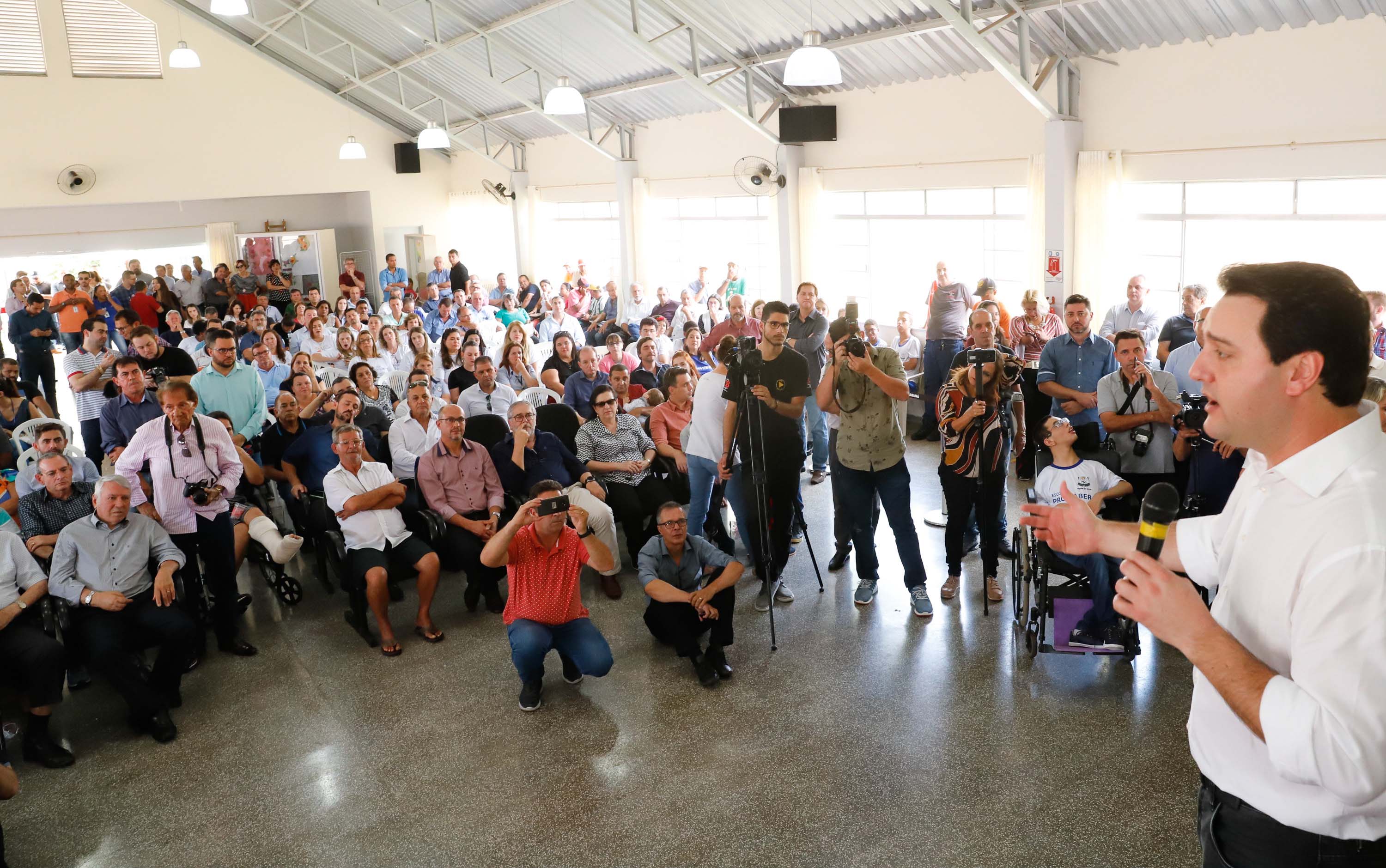 O município de Jandaia do Sul, no Vale do Ivaí, receberá uma série de ações do Governo do Estado nas áreas da saúde, segurança, saneamento, esporte, desenvolvimento urbano e para a sinalização de trânsito. Os investimentos somam R$ 21 milhões e foram confirmados pelo governador Carlos Massa Ratinho Junior nesta quinta-feira (28), em evento no município.