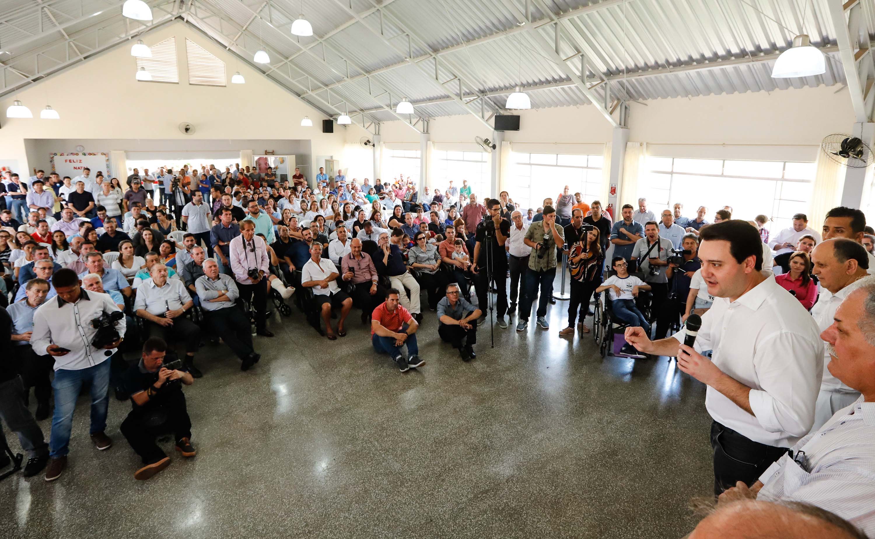 O município de Jandaia do Sul, no Vale do Ivaí, receberá uma série de ações do Governo do Estado nas áreas da saúde, segurança, saneamento, esporte, desenvolvimento urbano e para a sinalização de trânsito. Os investimentos somam R$ 21 milhões e foram confirmados pelo governador Carlos Massa Ratinho Junior nesta quinta-feira (28), em evento no município.
