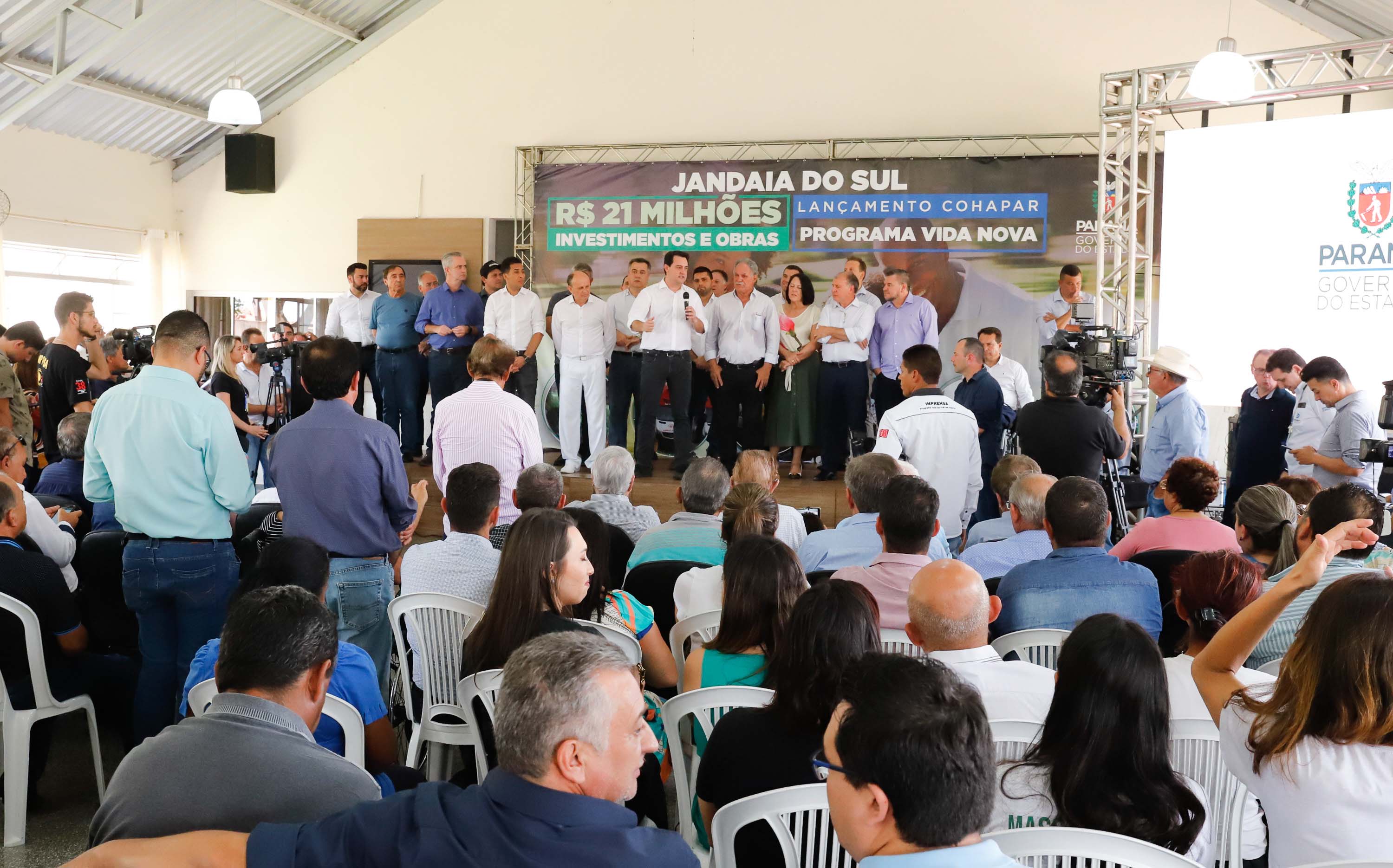 O município de Jandaia do Sul, no Vale do Ivaí, receberá uma série de ações do Governo do Estado nas áreas da saúde, segurança, saneamento, esporte, desenvolvimento urbano e para a sinalização de trânsito. Os investimentos somam R$ 21 milhões e foram confirmados pelo governador Carlos Massa Ratinho Junior nesta quinta-feira (28), em evento no município.