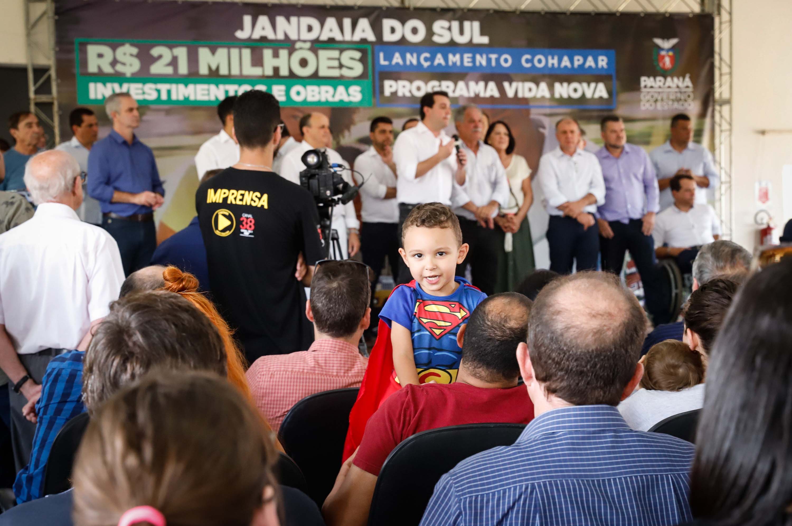 O município de Jandaia do Sul, no Vale do Ivaí, receberá uma série de ações do Governo do Estado nas áreas da saúde, segurança, saneamento, esporte, desenvolvimento urbano e para a sinalização de trânsito. Os investimentos somam R$ 21 milhões e foram confirmados pelo governador Carlos Massa Ratinho Junior nesta quinta-feira (28), em evento no município.