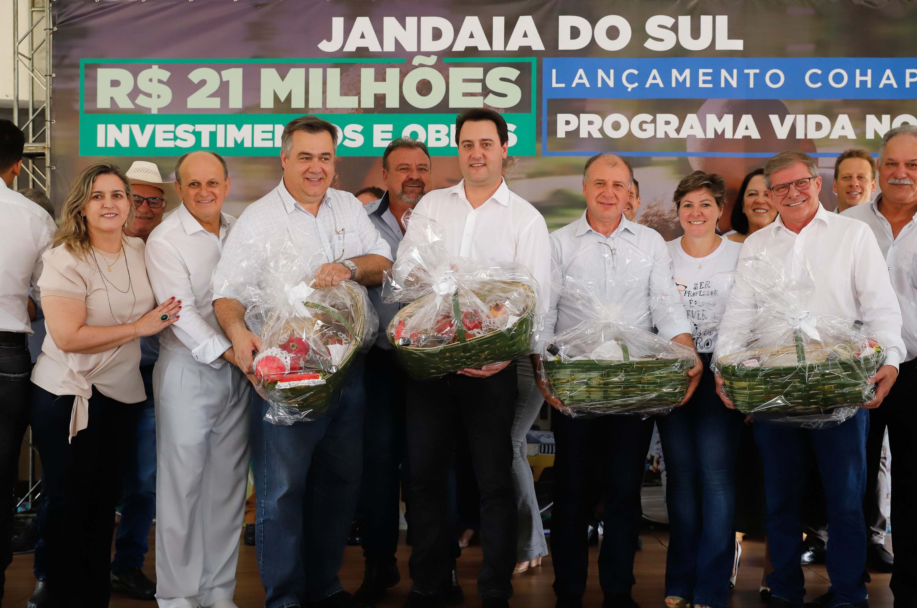 O município de Jandaia do Sul, no Vale do Ivaí, receberá uma série de ações do Governo do Estado nas áreas da saúde, segurança, saneamento, esporte, desenvolvimento urbano e para a sinalização de trânsito. Os investimentos somam R$ 21 milhões e foram confirmados pelo governador Carlos Massa Ratinho Junior nesta quinta-feira (28), em evento no município.