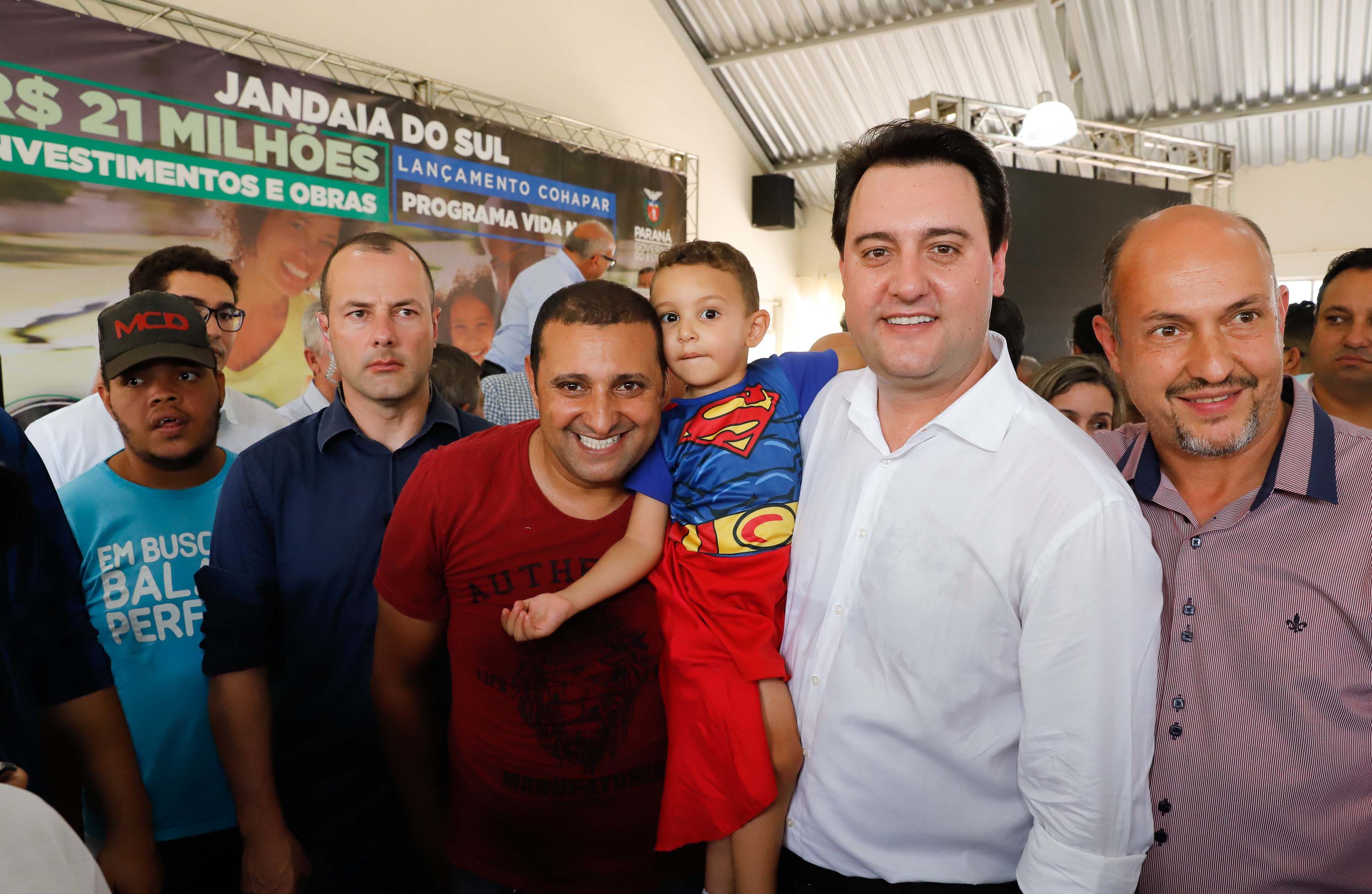 O município de Jandaia do Sul, no Vale do Ivaí, receberá uma série de ações do Governo do Estado nas áreas da saúde, segurança, saneamento, esporte, desenvolvimento urbano e para a sinalização de trânsito. Os investimentos somam R$ 21 milhões e foram confirmados pelo governador Carlos Massa Ratinho Junior nesta quinta-feira (28), em evento no município.