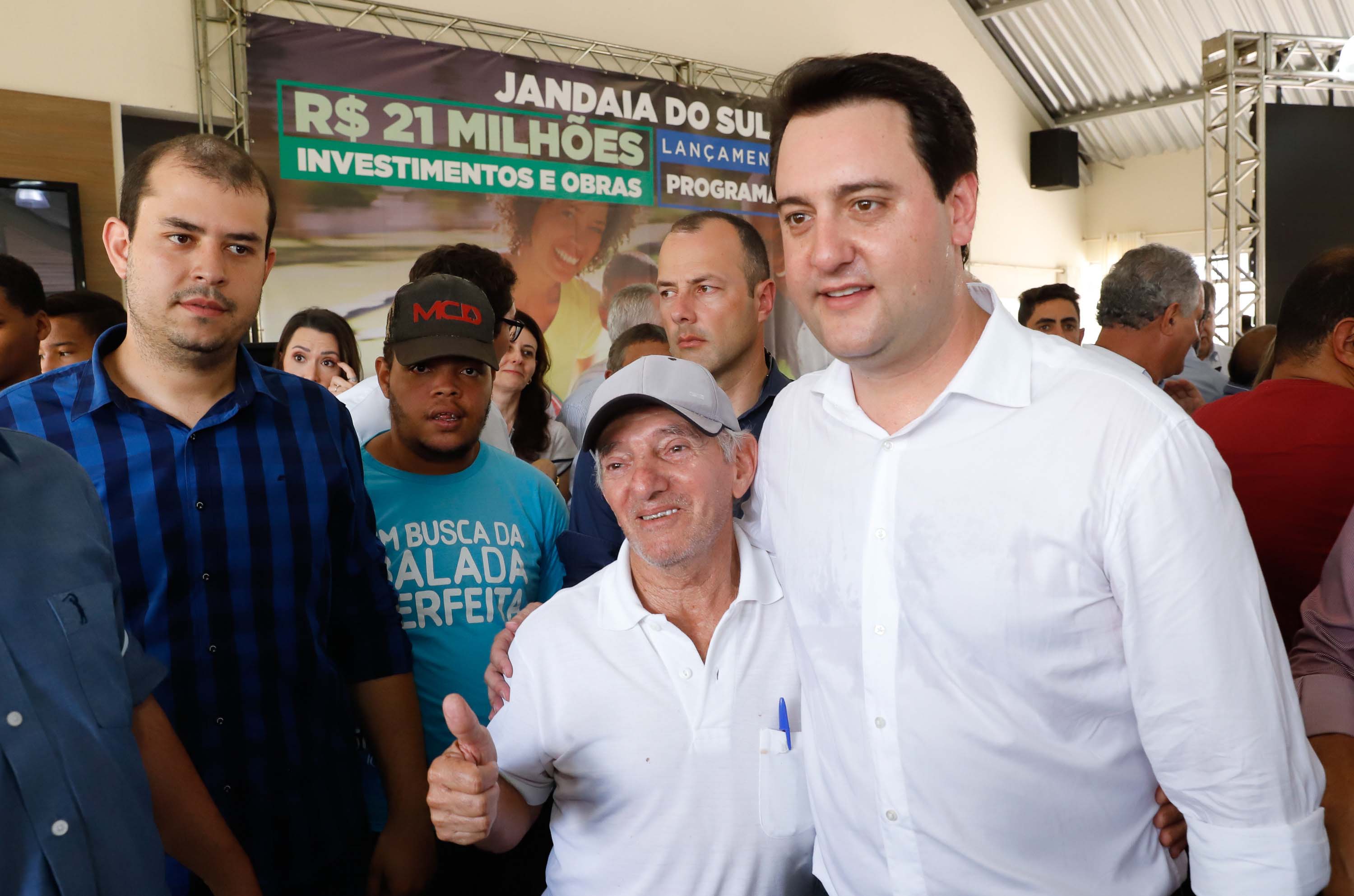 O município de Jandaia do Sul, no Vale do Ivaí, receberá uma série de ações do Governo do Estado nas áreas da saúde, segurança, saneamento, esporte, desenvolvimento urbano e para a sinalização de trânsito. Os investimentos somam R$ 21 milhões e foram confirmados pelo governador Carlos Massa Ratinho Junior nesta quinta-feira (28), em evento no município.