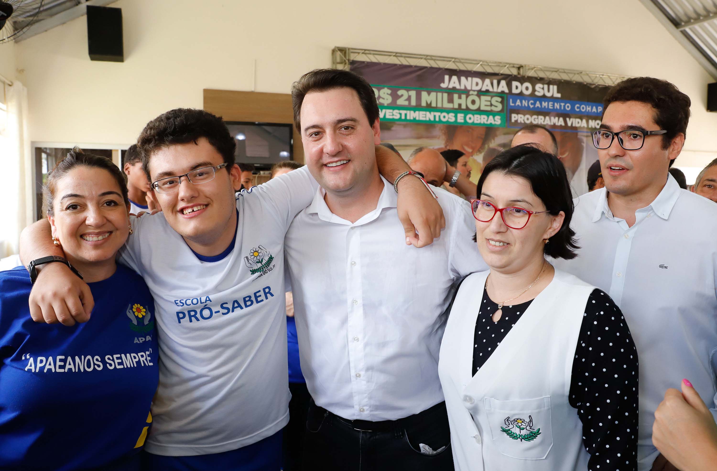 O município de Jandaia do Sul, no Vale do Ivaí, receberá uma série de ações do Governo do Estado nas áreas da saúde, segurança, saneamento, esporte, desenvolvimento urbano e para a sinalização de trânsito. Os investimentos somam R$ 21 milhões e foram confirmados pelo governador Carlos Massa Ratinho Junior nesta quinta-feira (28), em evento no município.