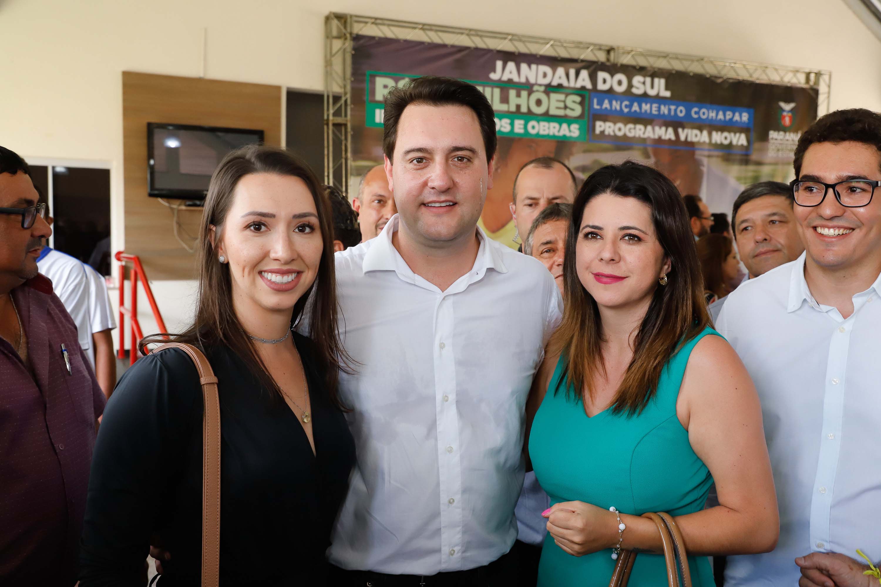 O município de Jandaia do Sul, no Vale do Ivaí, receberá uma série de ações do Governo do Estado nas áreas da saúde, segurança, saneamento, esporte, desenvolvimento urbano e para a sinalização de trânsito. Os investimentos somam R$ 21 milhões e foram confirmados pelo governador Carlos Massa Ratinho Junior nesta quinta-feira (28), em evento no município.
