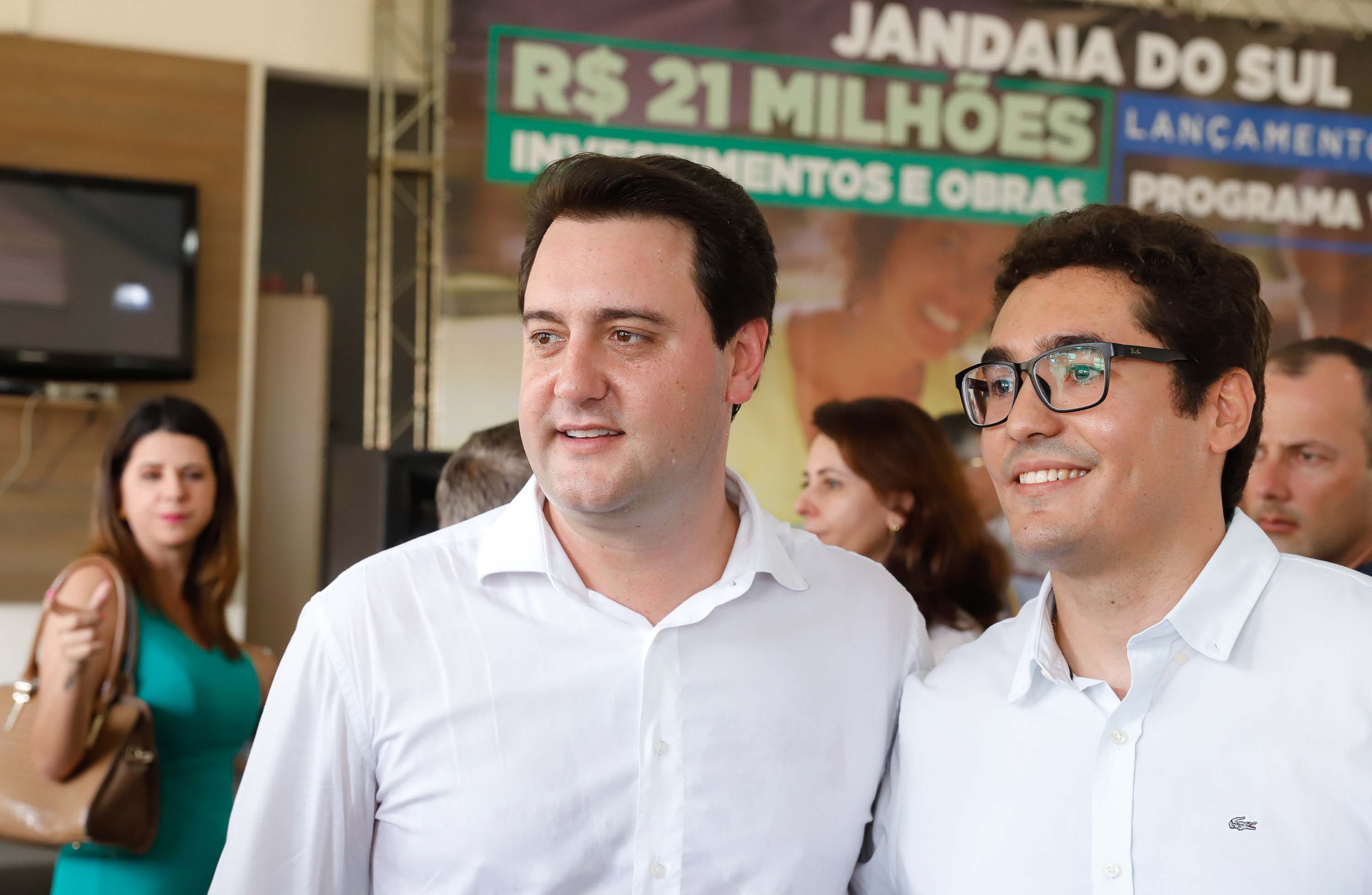 O município de Jandaia do Sul, no Vale do Ivaí, receberá uma série de ações do Governo do Estado nas áreas da saúde, segurança, saneamento, esporte, desenvolvimento urbano e para a sinalização de trânsito. Os investimentos somam R$ 21 milhões e foram confirmados pelo governador Carlos Massa Ratinho Junior nesta quinta-feira (28), em evento no município.