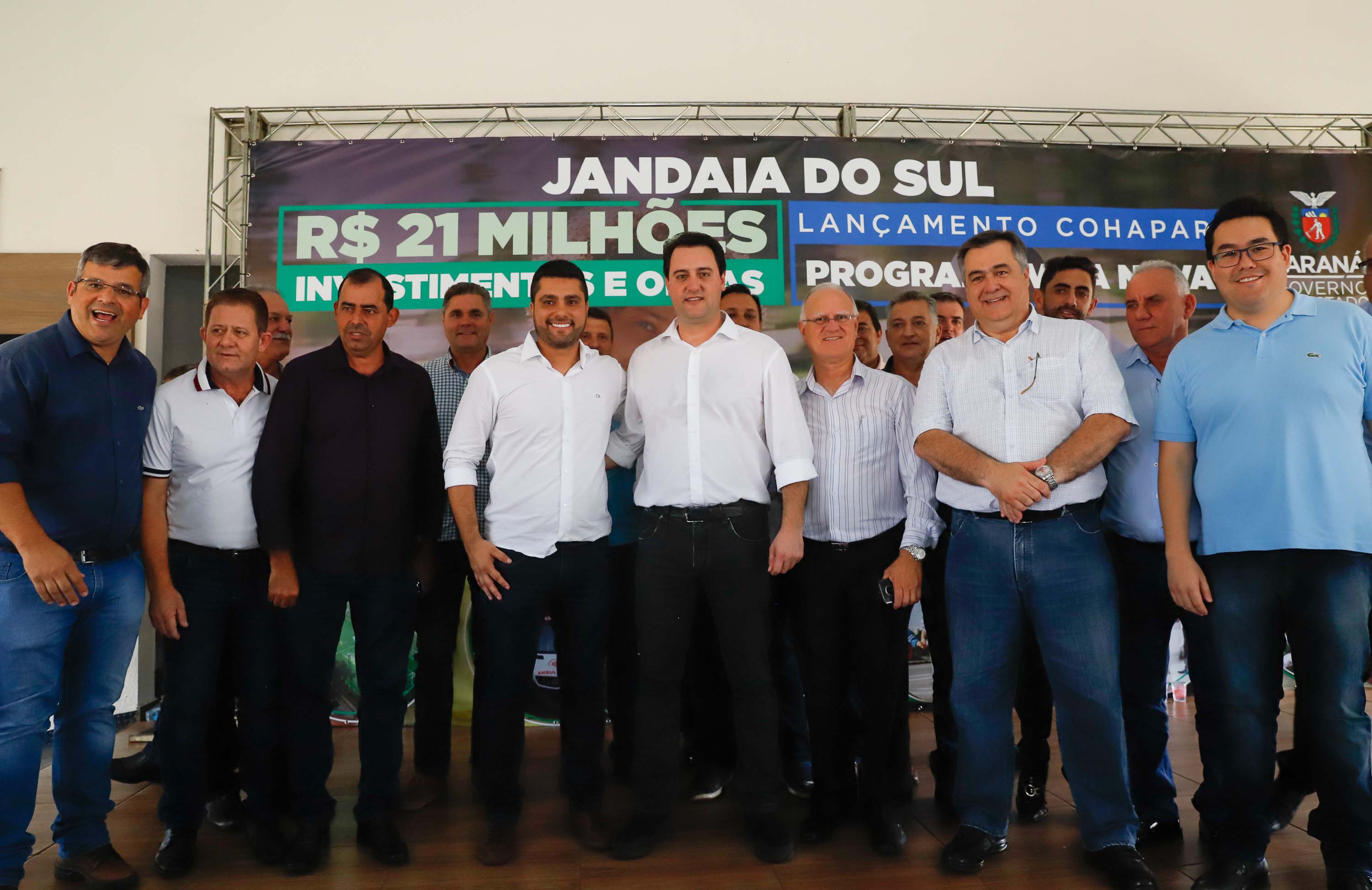 O município de Jandaia do Sul, no Vale do Ivaí, receberá uma série de ações do Governo do Estado nas áreas da saúde, segurança, saneamento, esporte, desenvolvimento urbano e para a sinalização de trânsito. Os investimentos somam R$ 21 milhões e foram confirmados pelo governador Carlos Massa Ratinho Junior nesta quinta-feira (28), em evento no município.