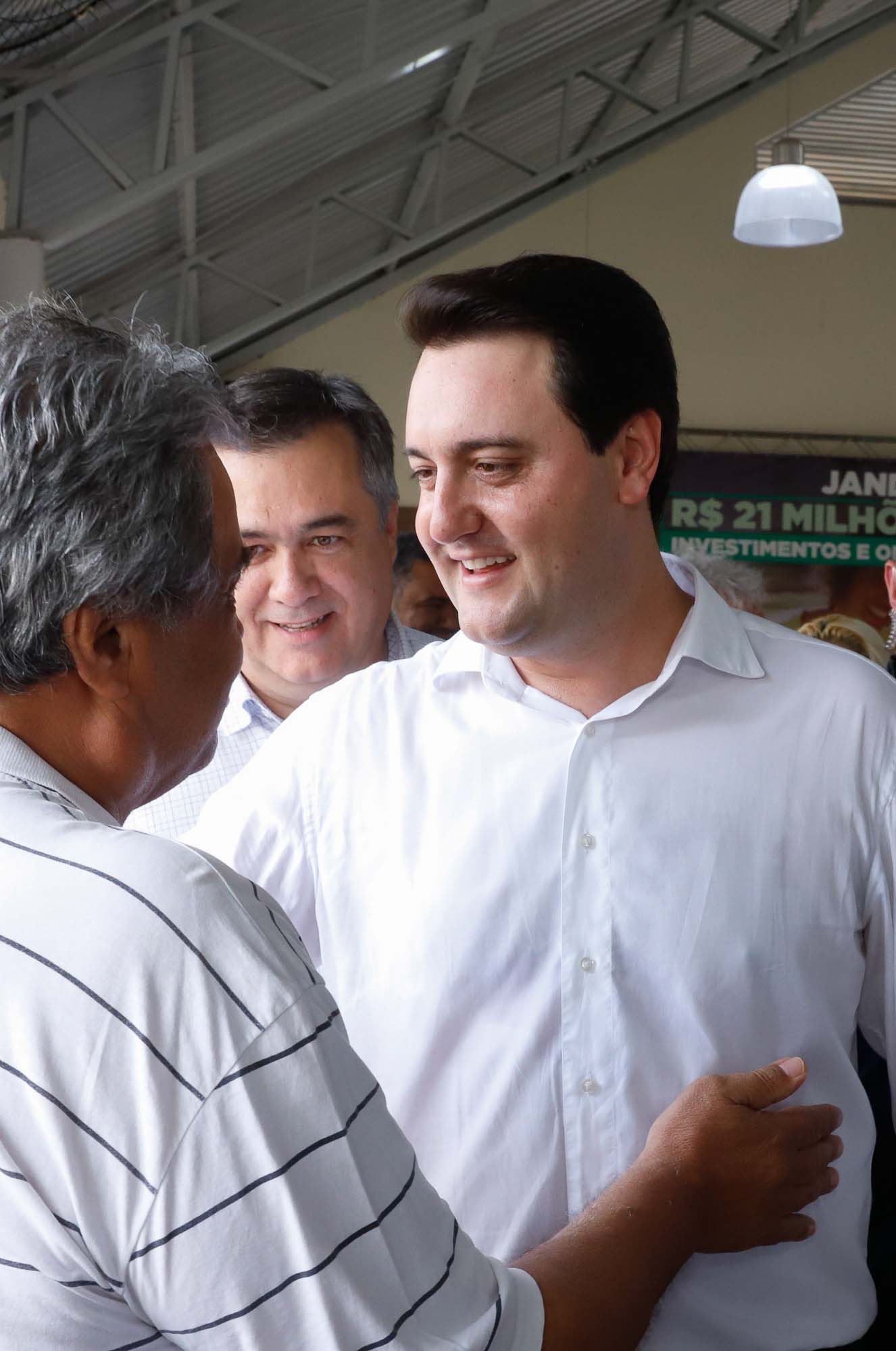 O município de Jandaia do Sul, no Vale do Ivaí, receberá uma série de ações do Governo do Estado nas áreas da saúde, segurança, saneamento, esporte, desenvolvimento urbano e para a sinalização de trânsito. Os investimentos somam R$ 21 milhões e foram confirmados pelo governador Carlos Massa Ratinho Junior nesta quinta-feira (28), em evento no município.