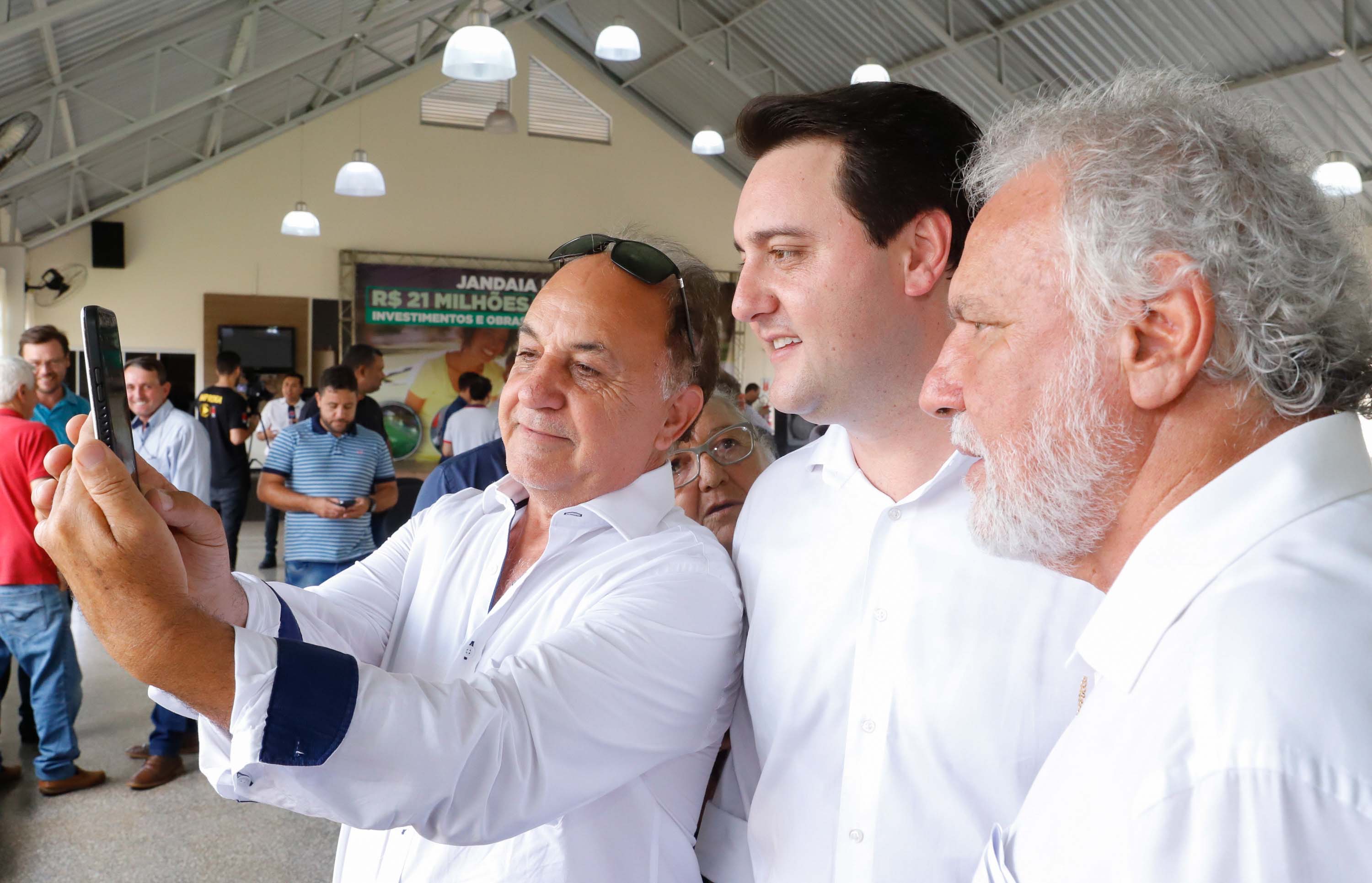 O município de Jandaia do Sul, no Vale do Ivaí, receberá uma série de ações do Governo do Estado nas áreas da saúde, segurança, saneamento, esporte, desenvolvimento urbano e para a sinalização de trânsito. Os investimentos somam R$ 21 milhões e foram confirmados pelo governador Carlos Massa Ratinho Junior nesta quinta-feira (28), em evento no município.