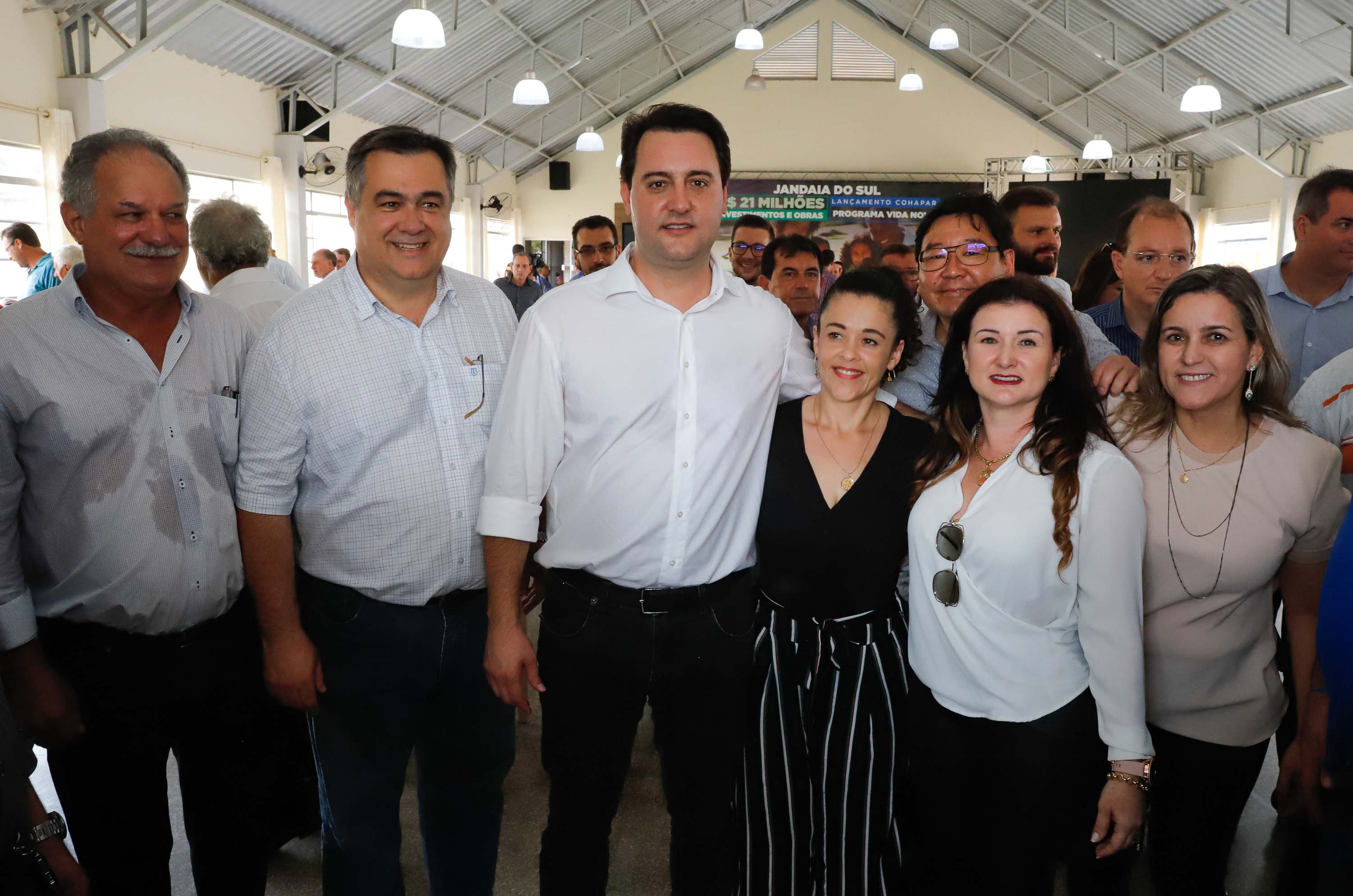 O município de Jandaia do Sul, no Vale do Ivaí, receberá uma série de ações do Governo do Estado nas áreas da saúde, segurança, saneamento, esporte, desenvolvimento urbano e para a sinalização de trânsito. Os investimentos somam R$ 21 milhões e foram confirmados pelo governador Carlos Massa Ratinho Junior nesta quinta-feira (28), em evento no município.