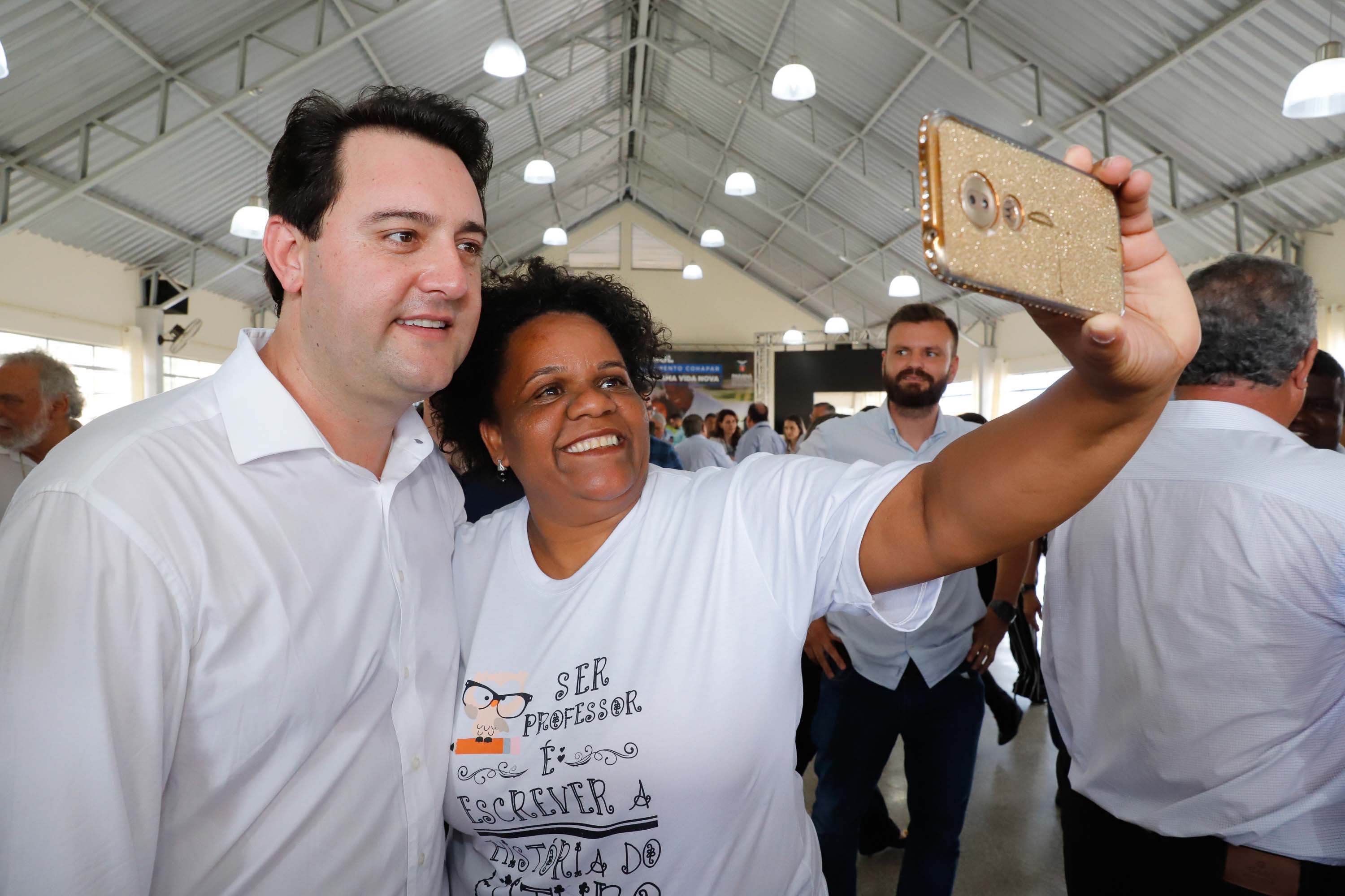 O município de Jandaia do Sul, no Vale do Ivaí, receberá uma série de ações do Governo do Estado nas áreas da saúde, segurança, saneamento, esporte, desenvolvimento urbano e para a sinalização de trânsito. Os investimentos somam R$ 21 milhões e foram confirmados pelo governador Carlos Massa Ratinho Junior nesta quinta-feira (28), em evento no município.