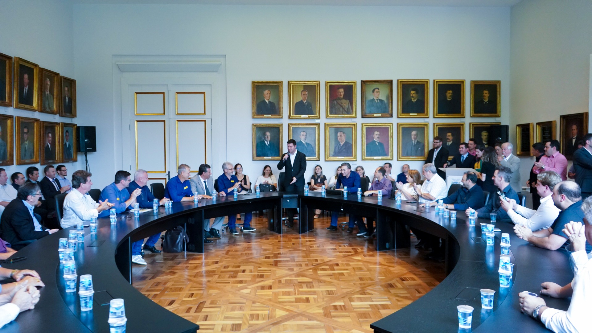 O Governo do Estado conclui esta semana a rodada de autorizações para liberação de recursos do programa Paraná Mais Cidades, que começou há cerca de dois meses. Coordenado pela Casa Civil, o programa é uma parceria entre o Governo e a Assembleia Legislativa e conta com R$ 351 milhões, provenientes do Tesouro Estadual e da devolução do exercício orçamentário do Legislativo. Foto: Guilherme Flores/Casa Civil