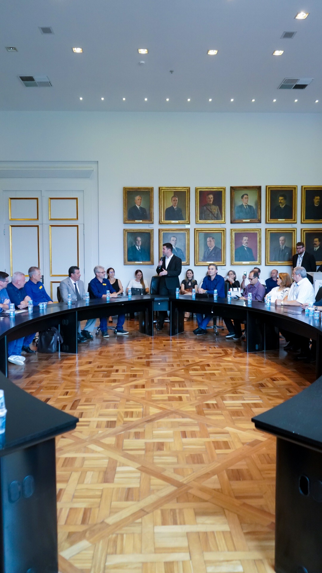 O Governo do Estado conclui esta semana a rodada de autorizações para liberação de recursos do programa Paraná Mais Cidades, que começou há cerca de dois meses. Coordenado pela Casa Civil, o programa é uma parceria entre o Governo e a Assembleia Legislativa e conta com R$ 351 milhões, provenientes do Tesouro Estadual e da devolução do exercício orçamentário do Legislativo. Foto: Guilherme Flores/Casa Civil